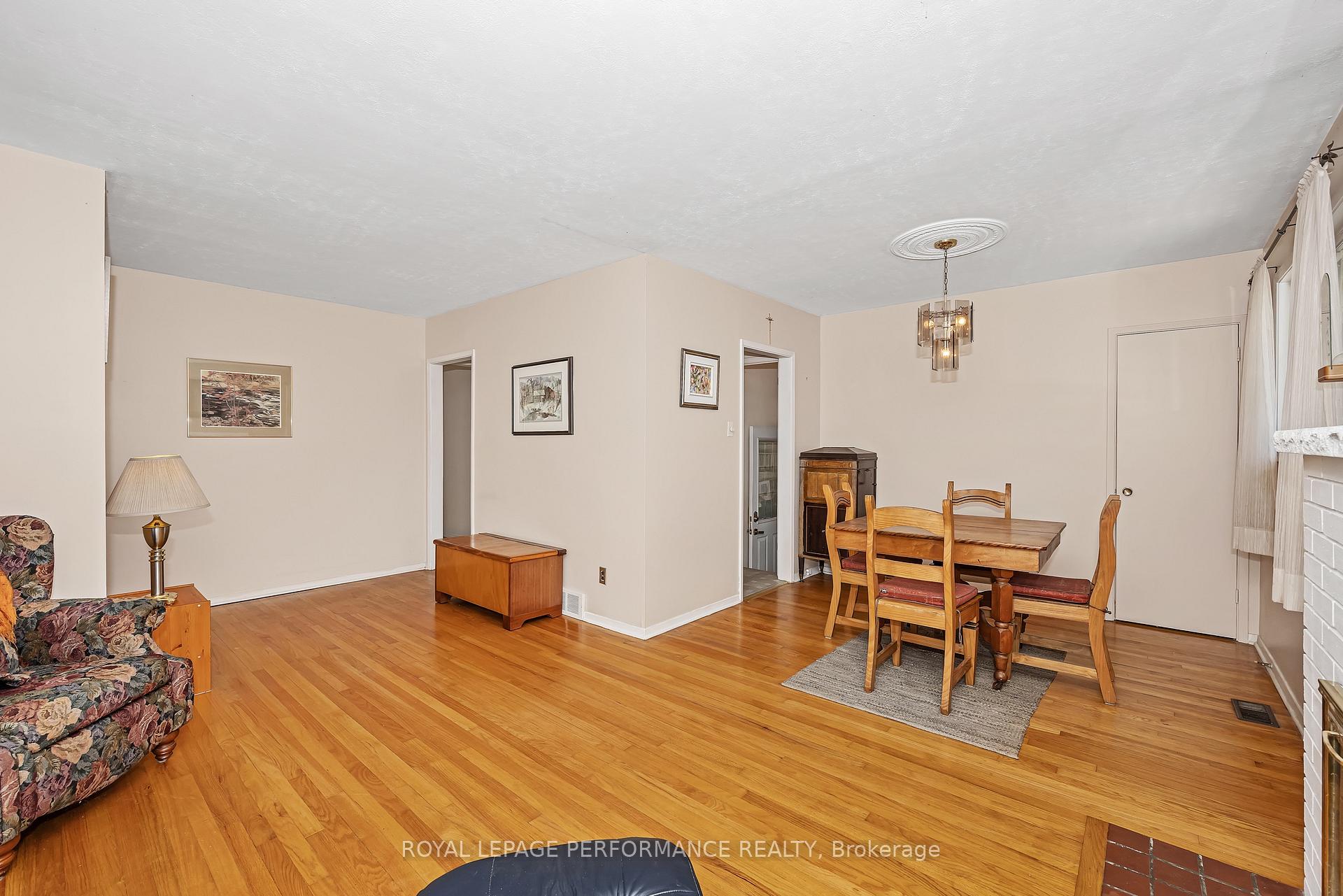Photo 3 of 890 Bermuda Avenue, Ottawa, Overbrook/Castle Heights — HOMEH