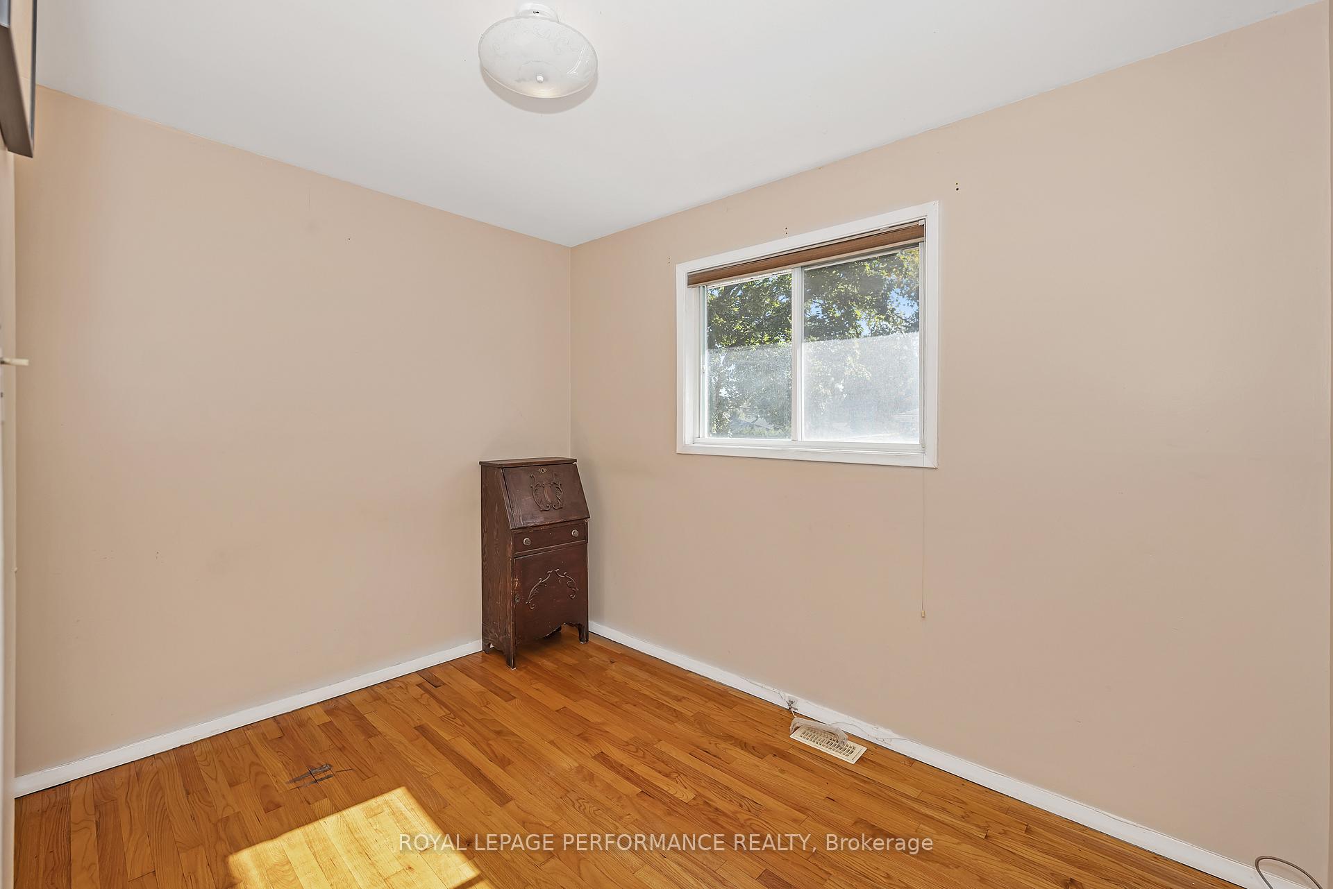 Photo 11 of 890 Bermuda Avenue, Ottawa, Overbrook/Castle Heights — HOMEH