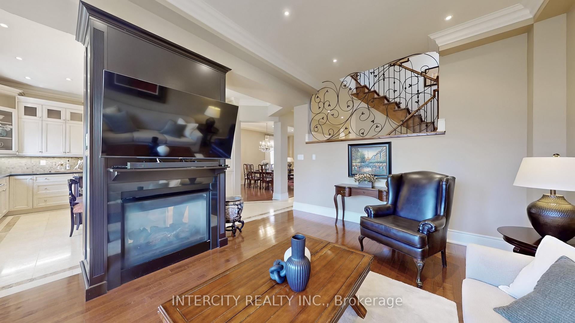 Photo 12 of 32 Allison Ann Way, Vaughan, Patterson — HOMEH