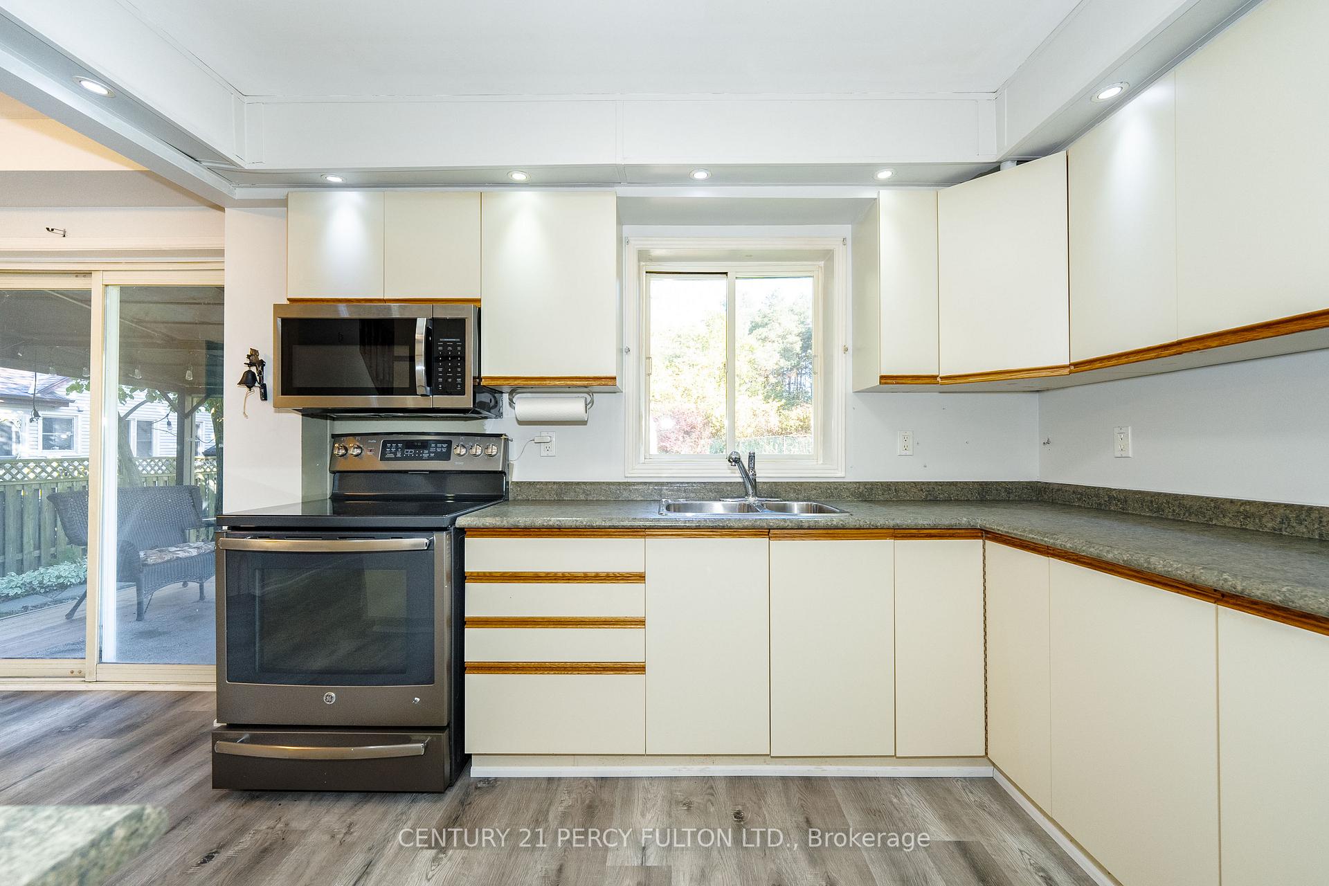 Photo 34 of 66 Twyn Rivers Drive, Pickering, Rougemount — HOMEH
