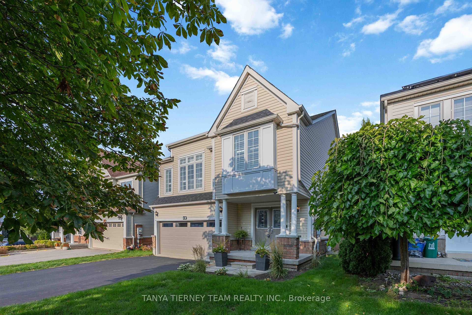 Photo 3 of 19 Teardrop Crescent, Whitby, Brooklin — HOMEH