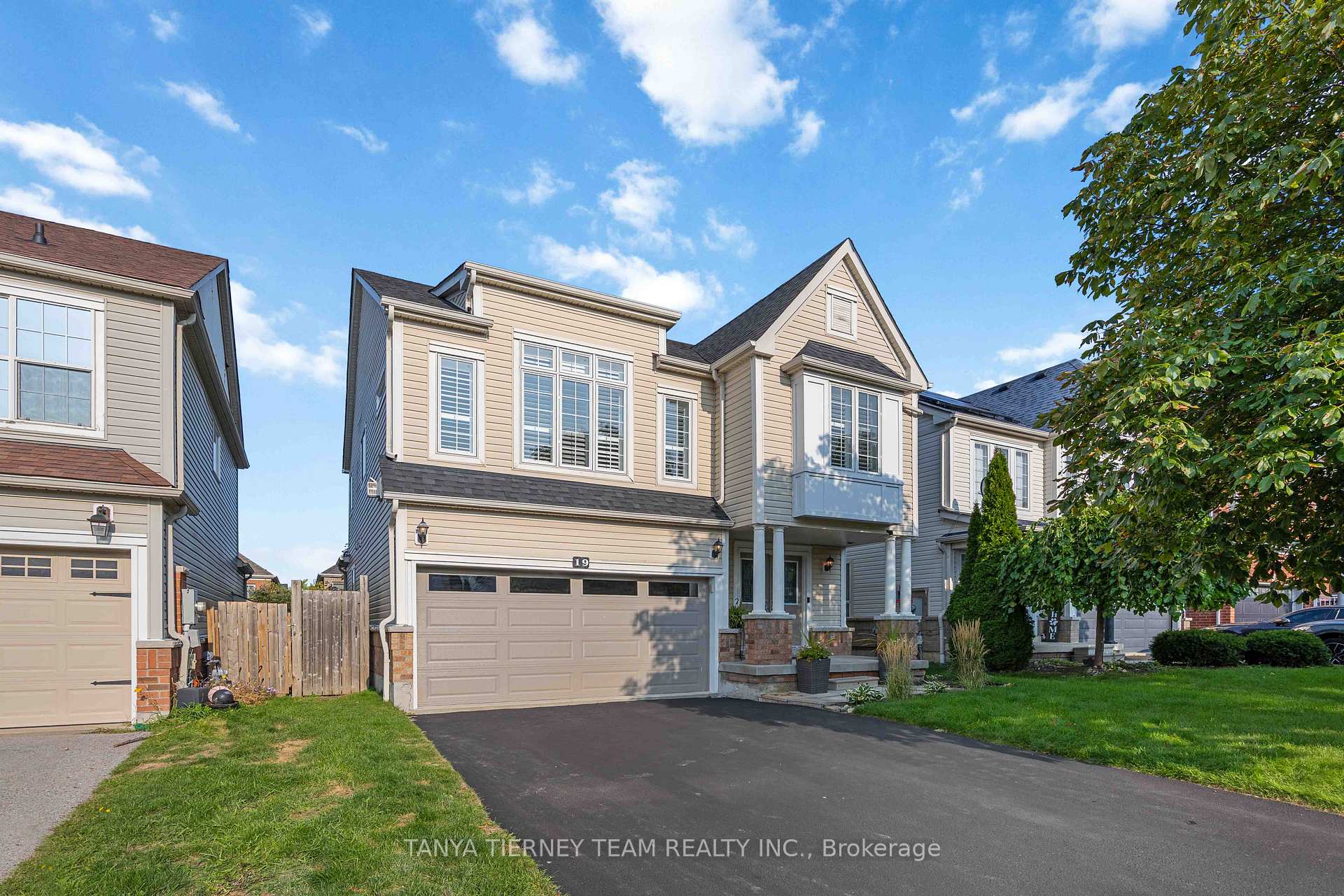 Photo 7 of 19 Teardrop Crescent, Whitby, Brooklin — HOMEH