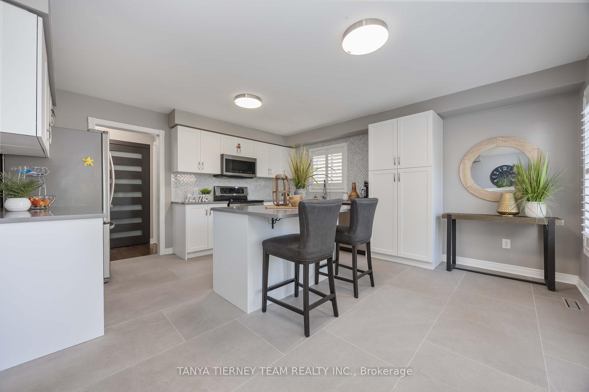 Photo 17 of 19 Teardrop Crescent, Whitby, Brooklin — HOMEH
