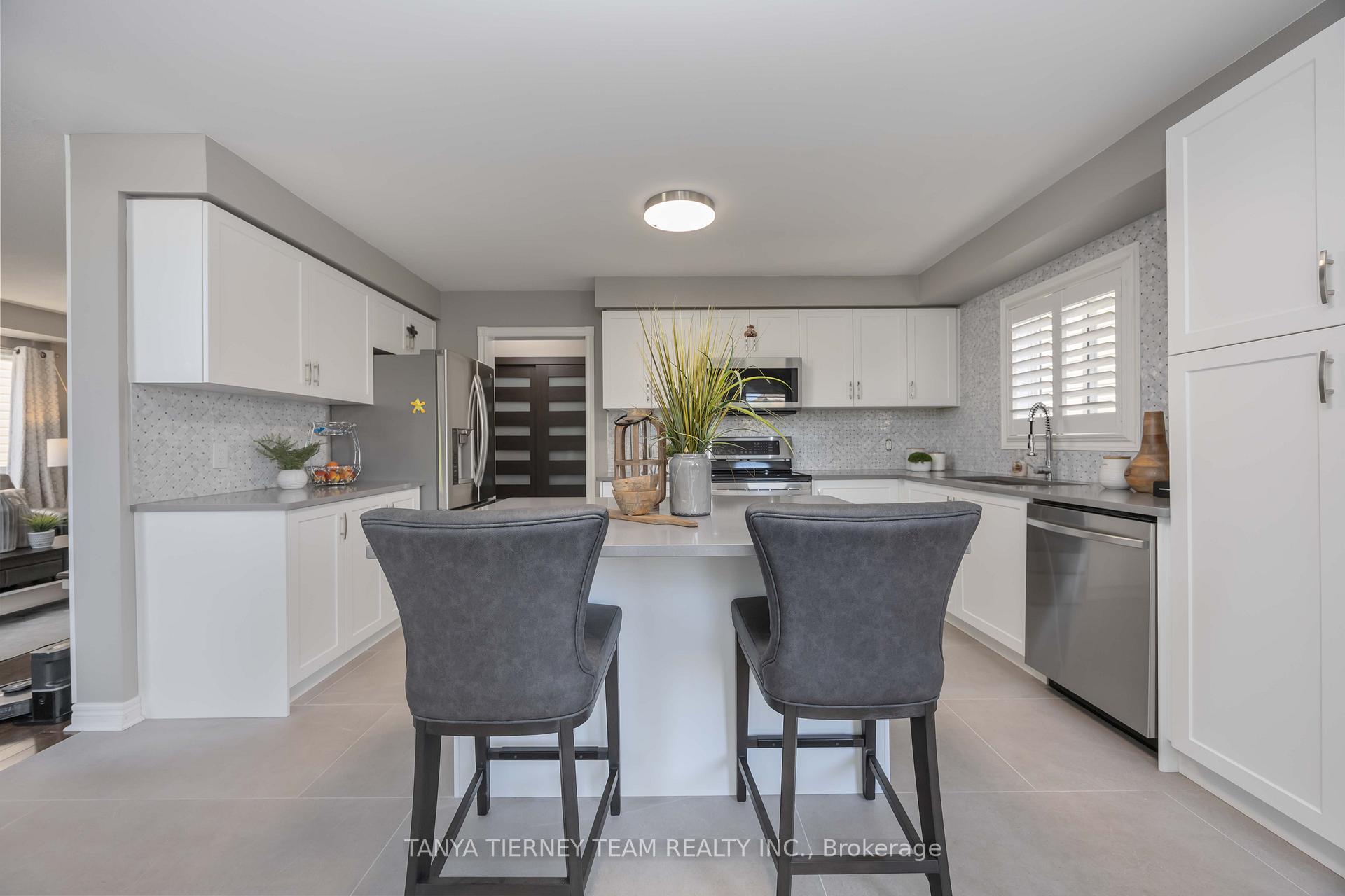 Photo 16 of 19 Teardrop Crescent, Whitby, Brooklin — HOMEH