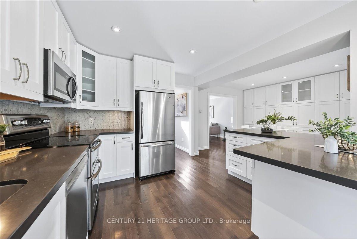 Photo 2 of 76 Attridge Drive, Aurora, Aurora Village — HOMEH