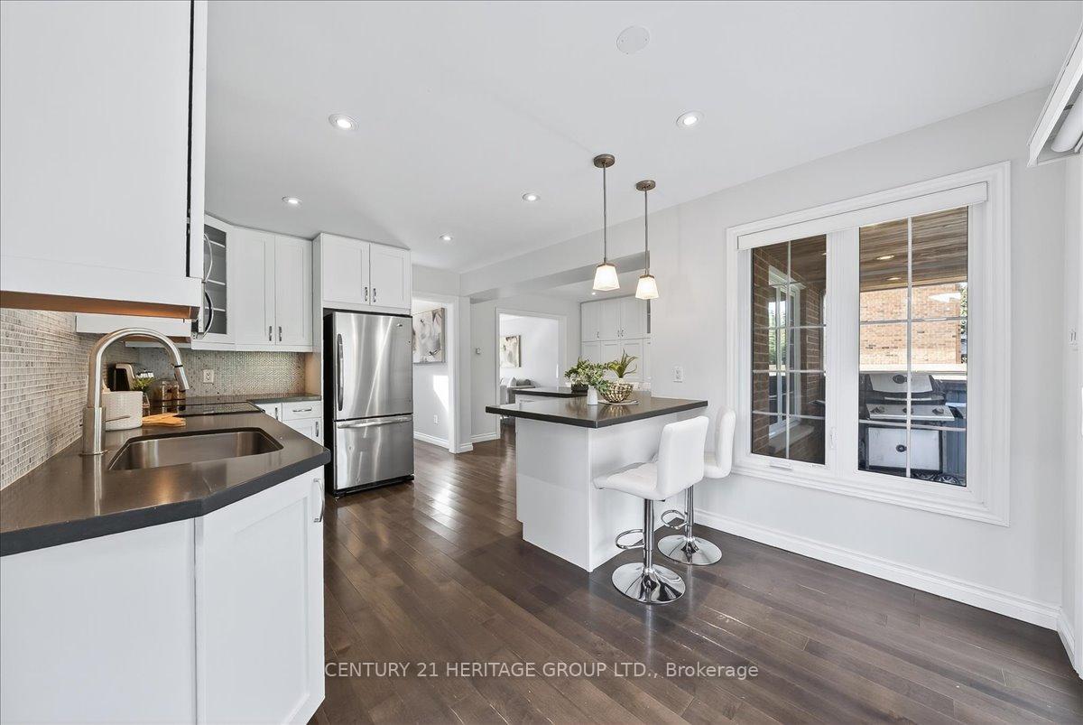 Photo 10 of 76 Attridge Drive, Aurora, Aurora Village — HOMEH