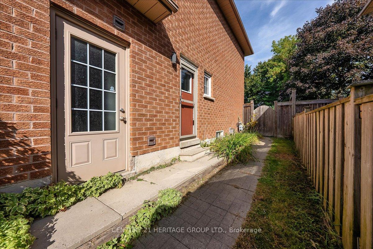 Photo 17 of 76 Attridge Drive, Aurora, Aurora Village — HOMEH