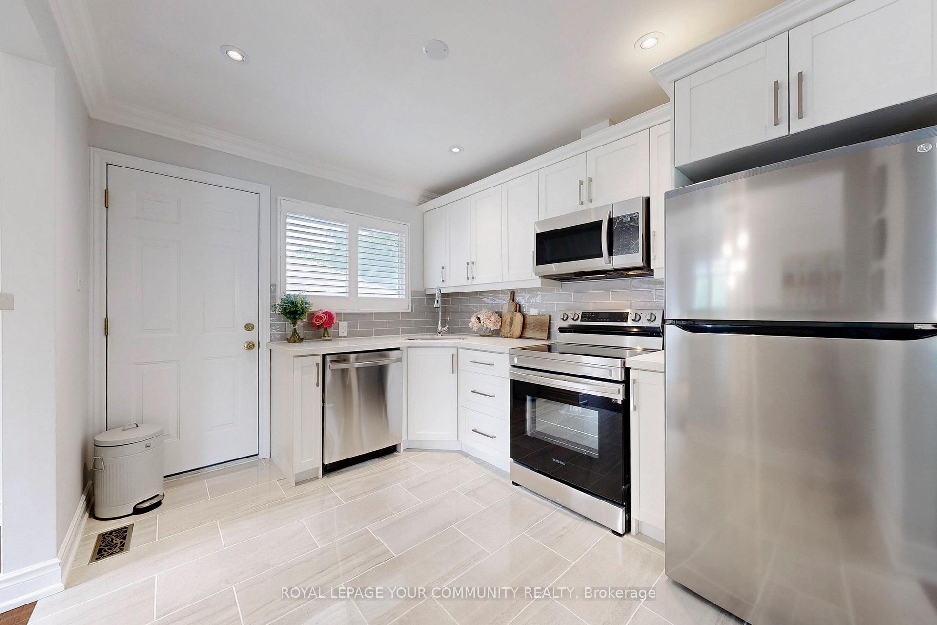 Photo 8 of 5 Wenderly Drive, Aurora, Aurora Village — HOMEH