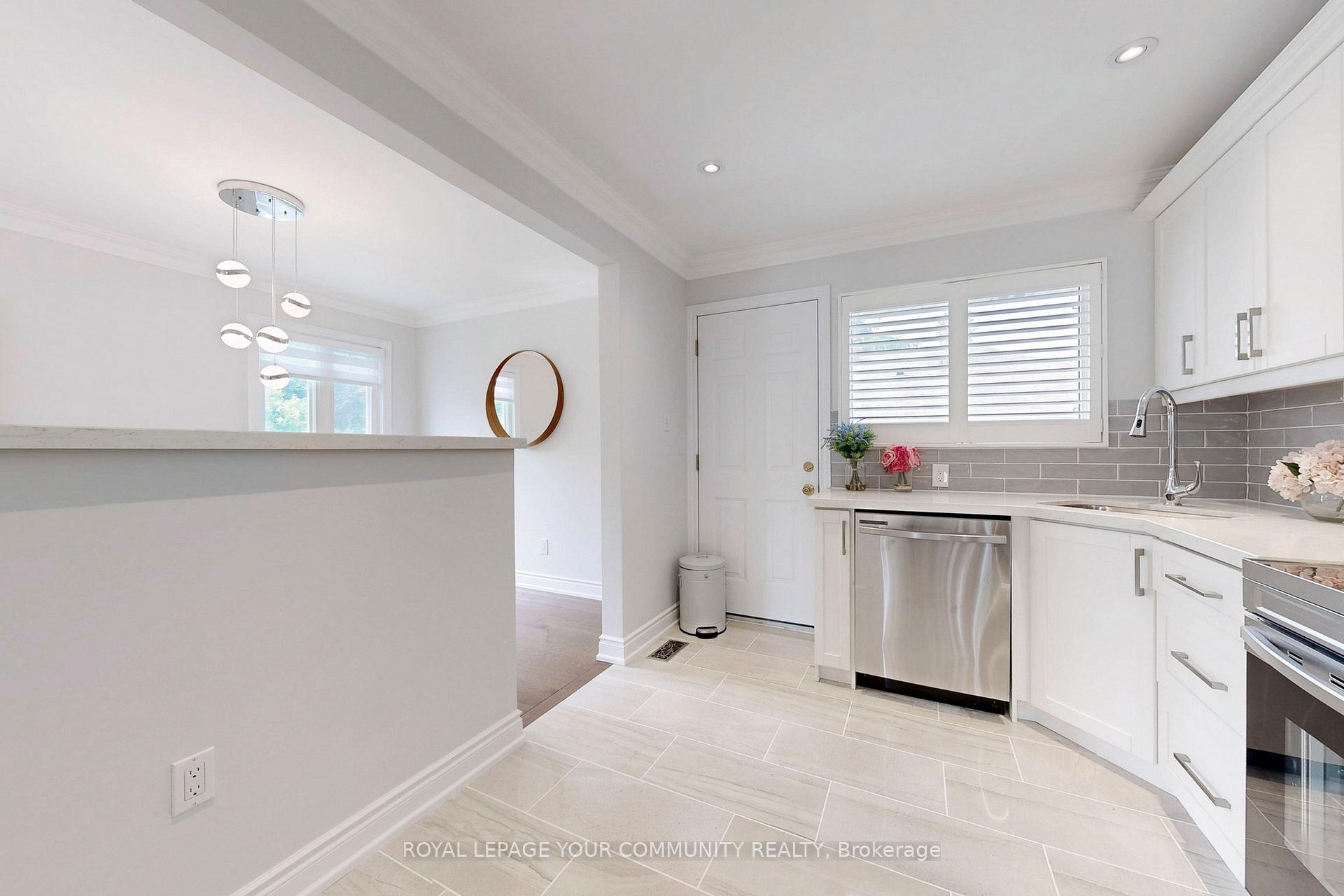 Photo 10 of 5 Wenderly Drive, Aurora, Aurora Village — HOMEH