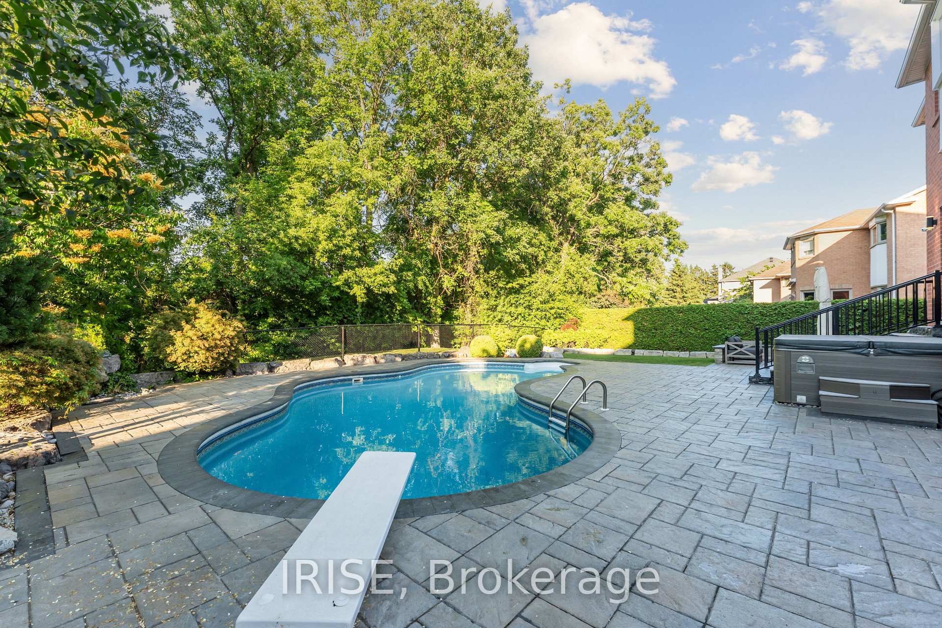 Photo 16 of 20 Viewmount Crescent, Brampton, Snelgrove — HOMEH