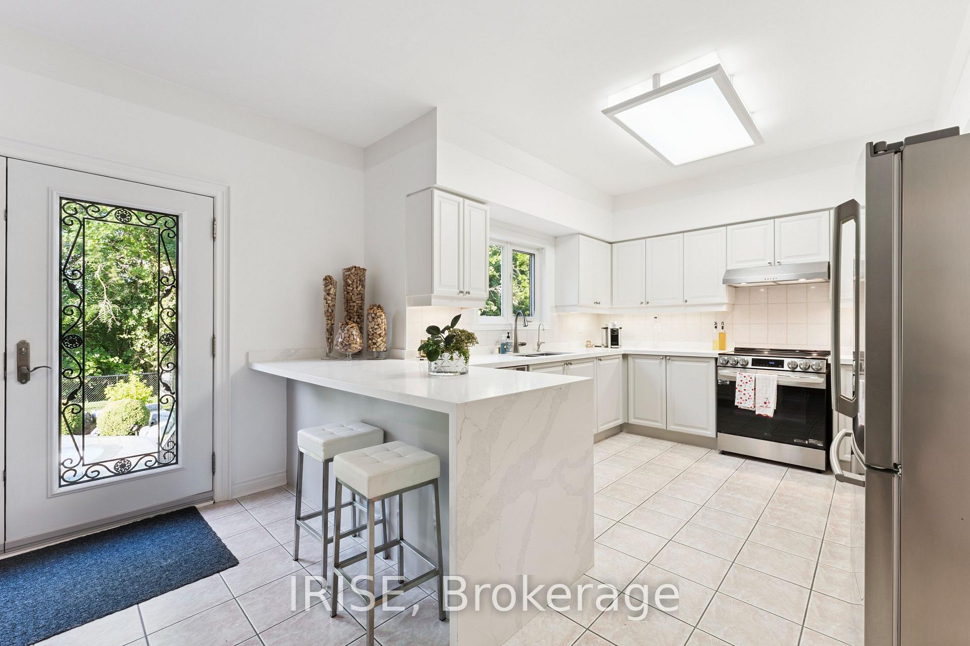 Photo 13 of 20 Viewmount Crescent, Brampton, Snelgrove — HOMEH