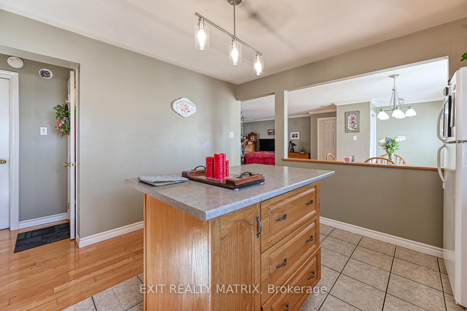 Photo 3 of 7719 Lawrence Street, Ottawa, Vernon — HOMEH