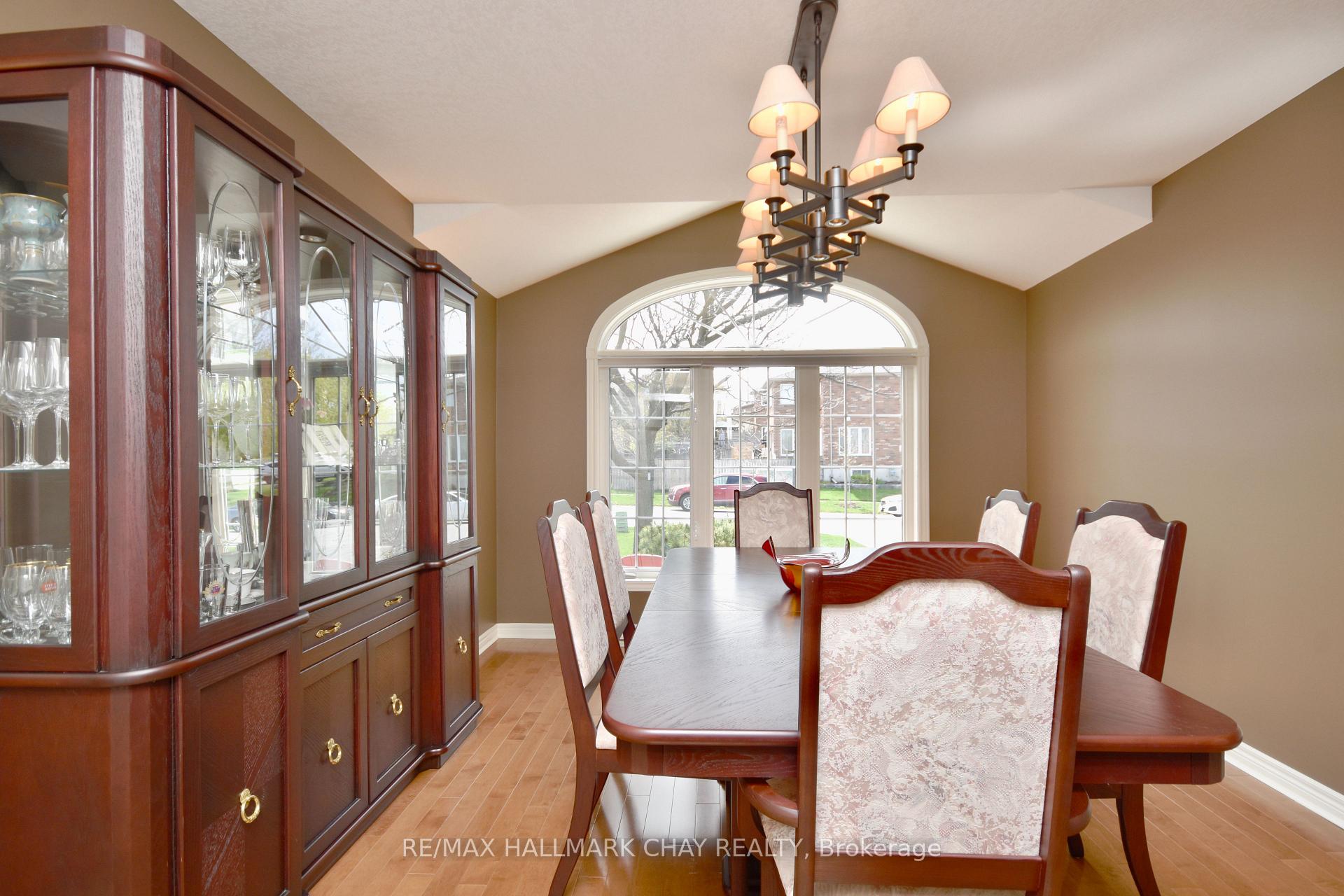 Photo 4 of 167 Crompton Drive, Barrie, Little Lake — HOMEH