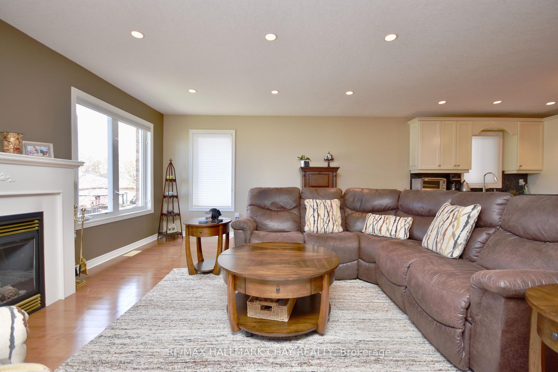 Photo 2 of 167 Crompton Drive, Barrie, Little Lake — HOMEH
