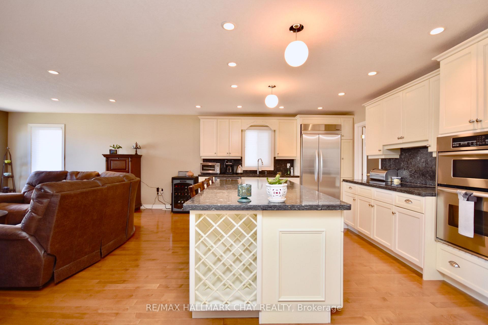 Photo 5 of 167 Crompton Drive, Barrie, Little Lake — HOMEH