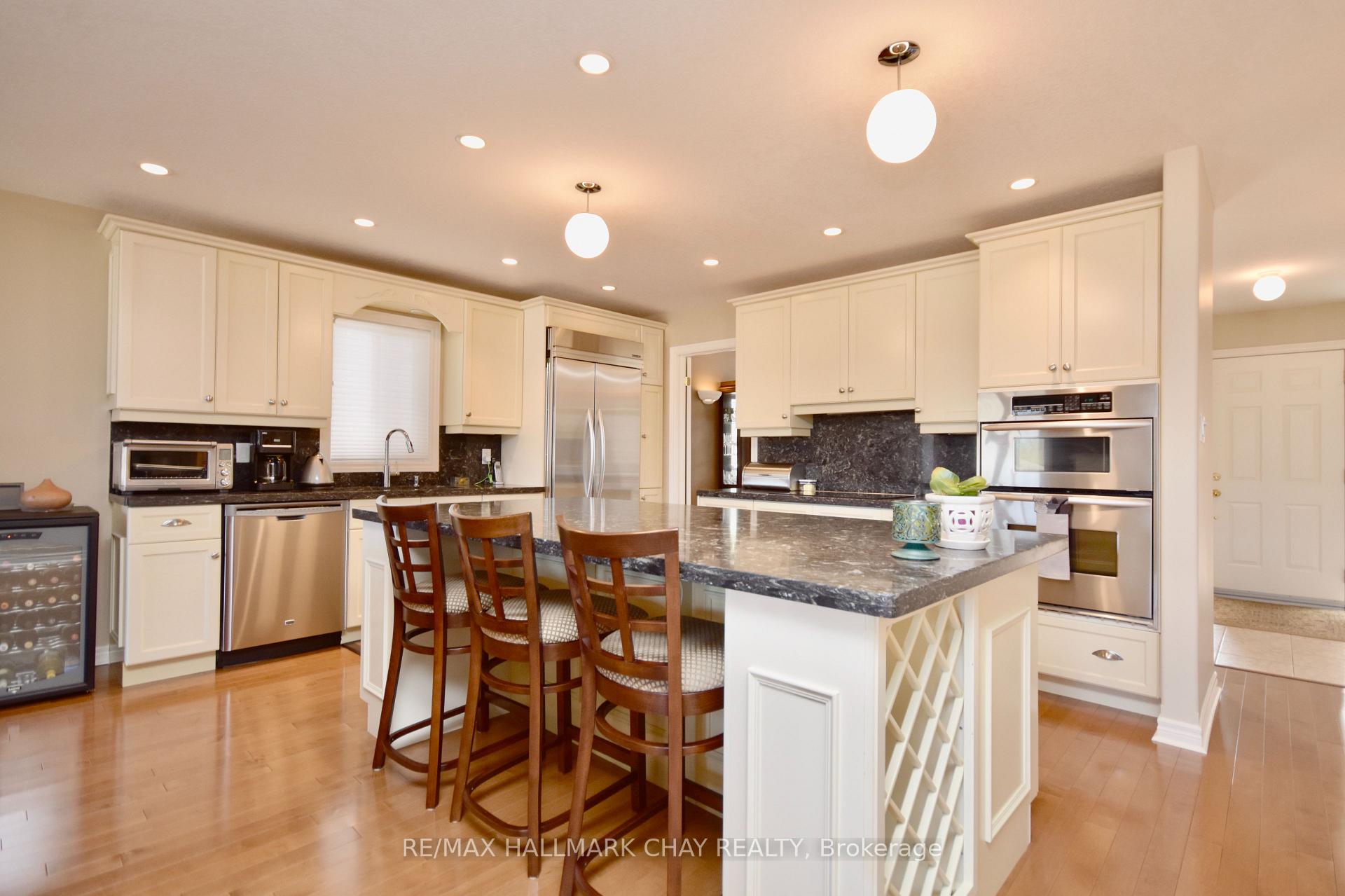 Photo 7 of 167 Crompton Drive, Barrie, Little Lake — HOMEH