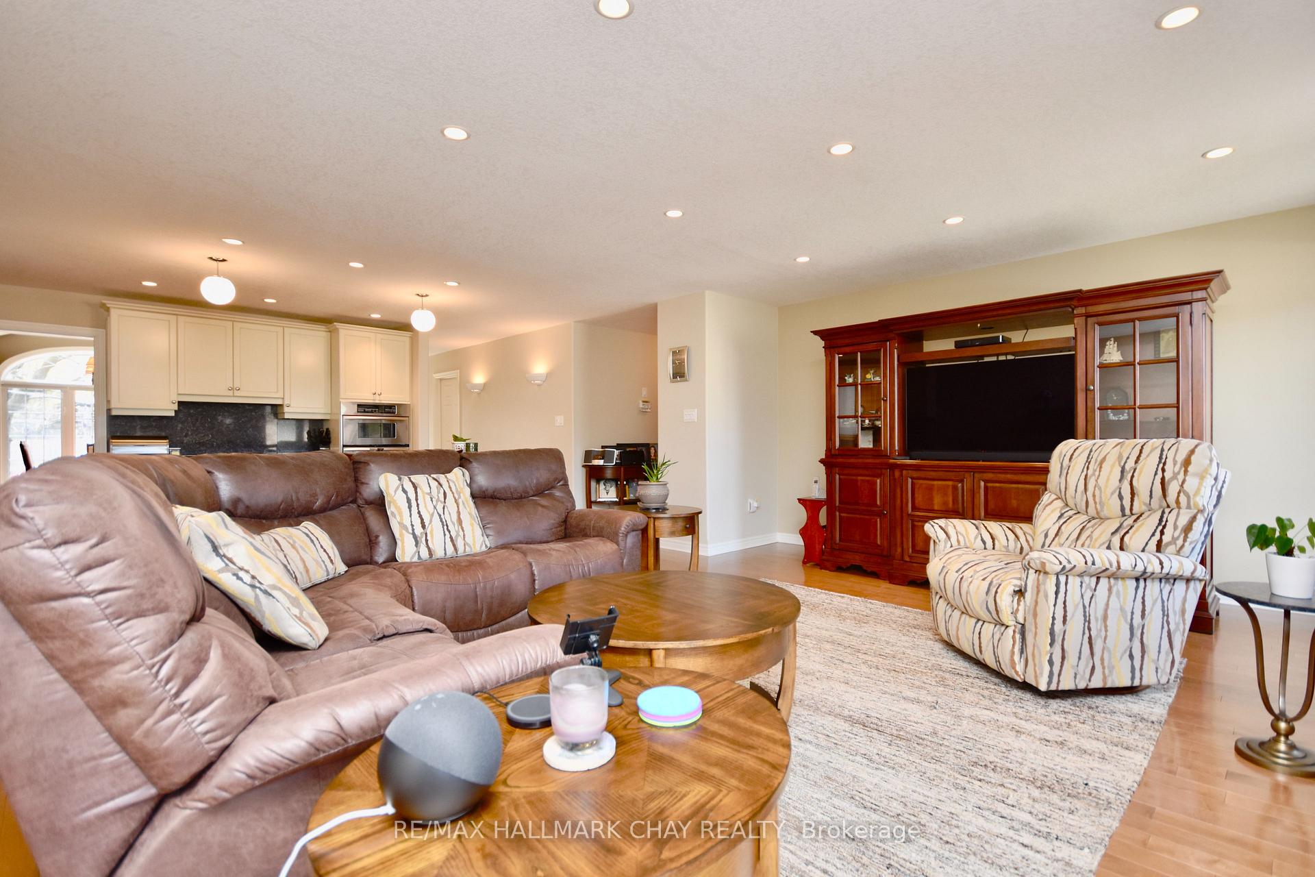 Photo 12 of 167 Crompton Drive, Barrie, Little Lake — HOMEH