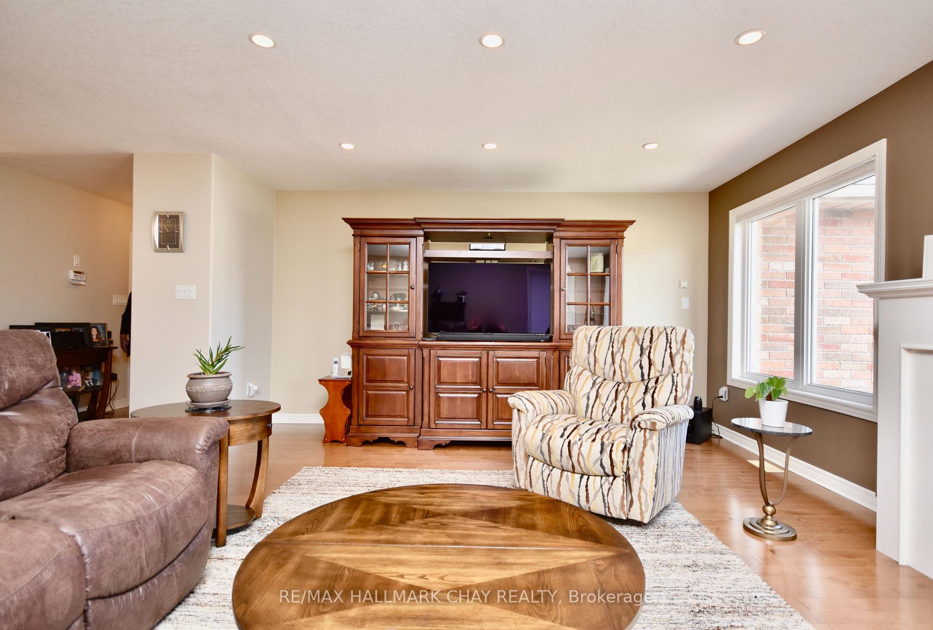 Photo 6 of 167 Crompton Drive, Barrie, Little Lake — HOMEH