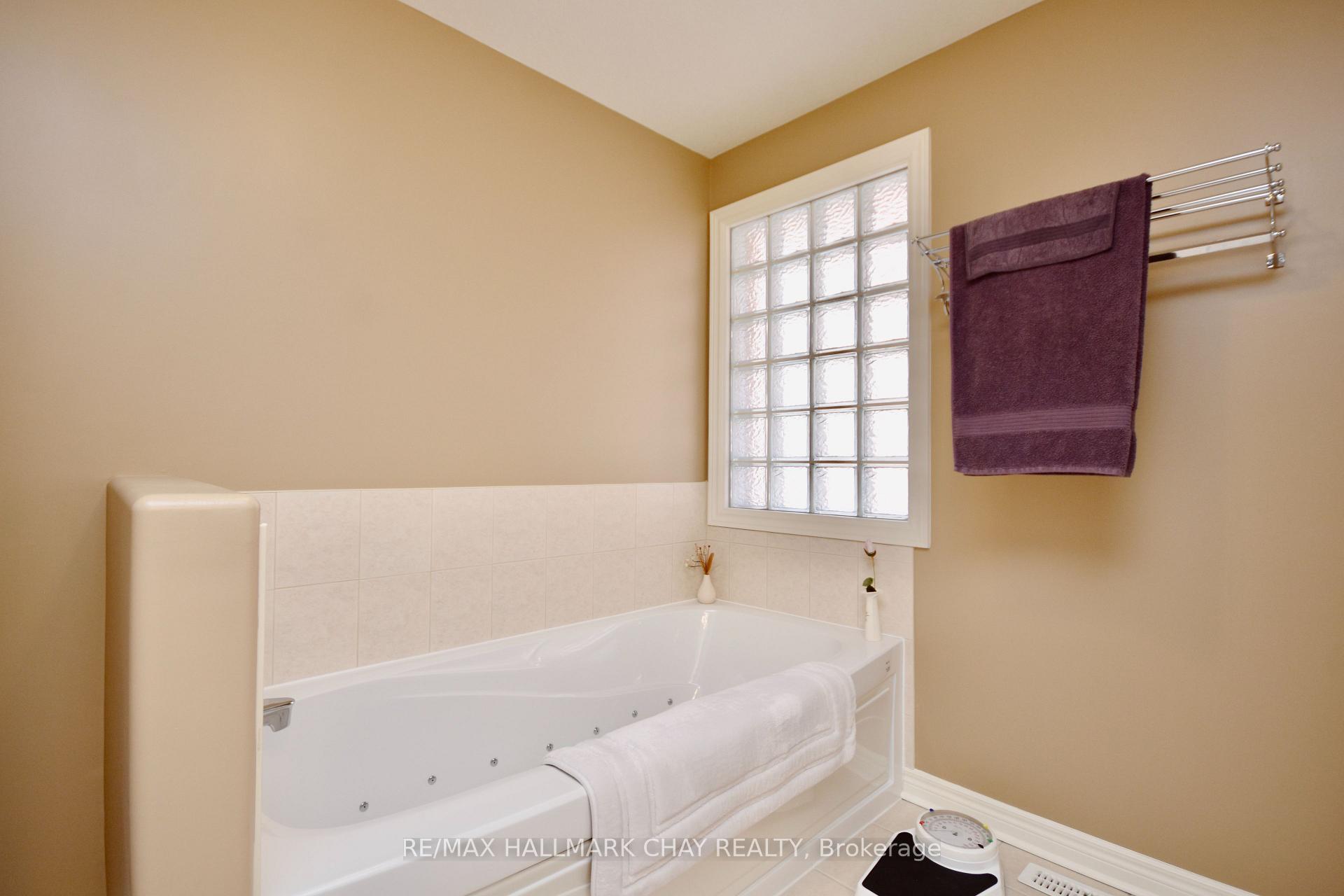 Photo 9 of 167 Crompton Drive, Barrie, Little Lake — HOMEH