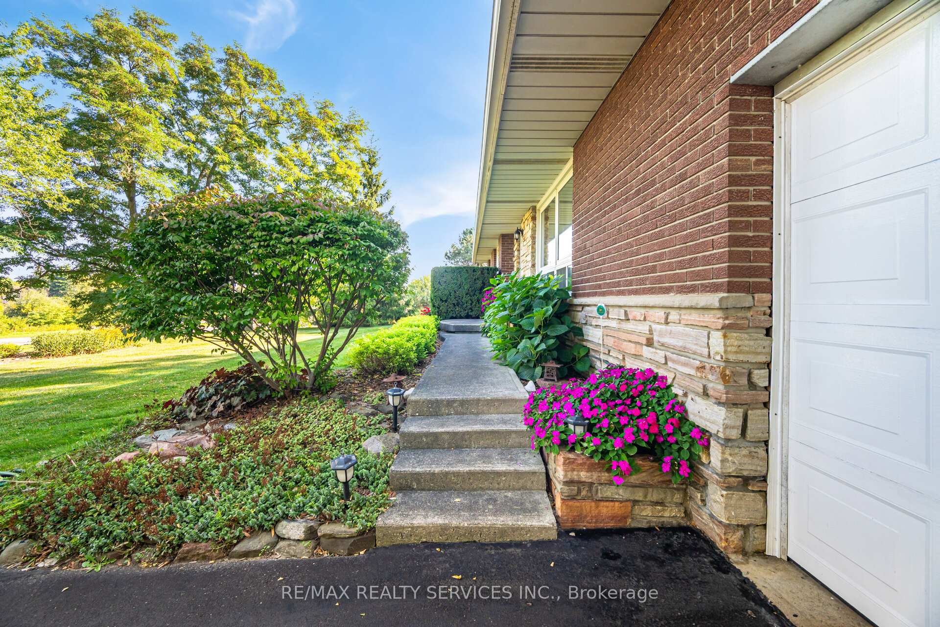 Photo 4 of 3173 Mayfield Road, Brampton, Snelgrove — HOMEH