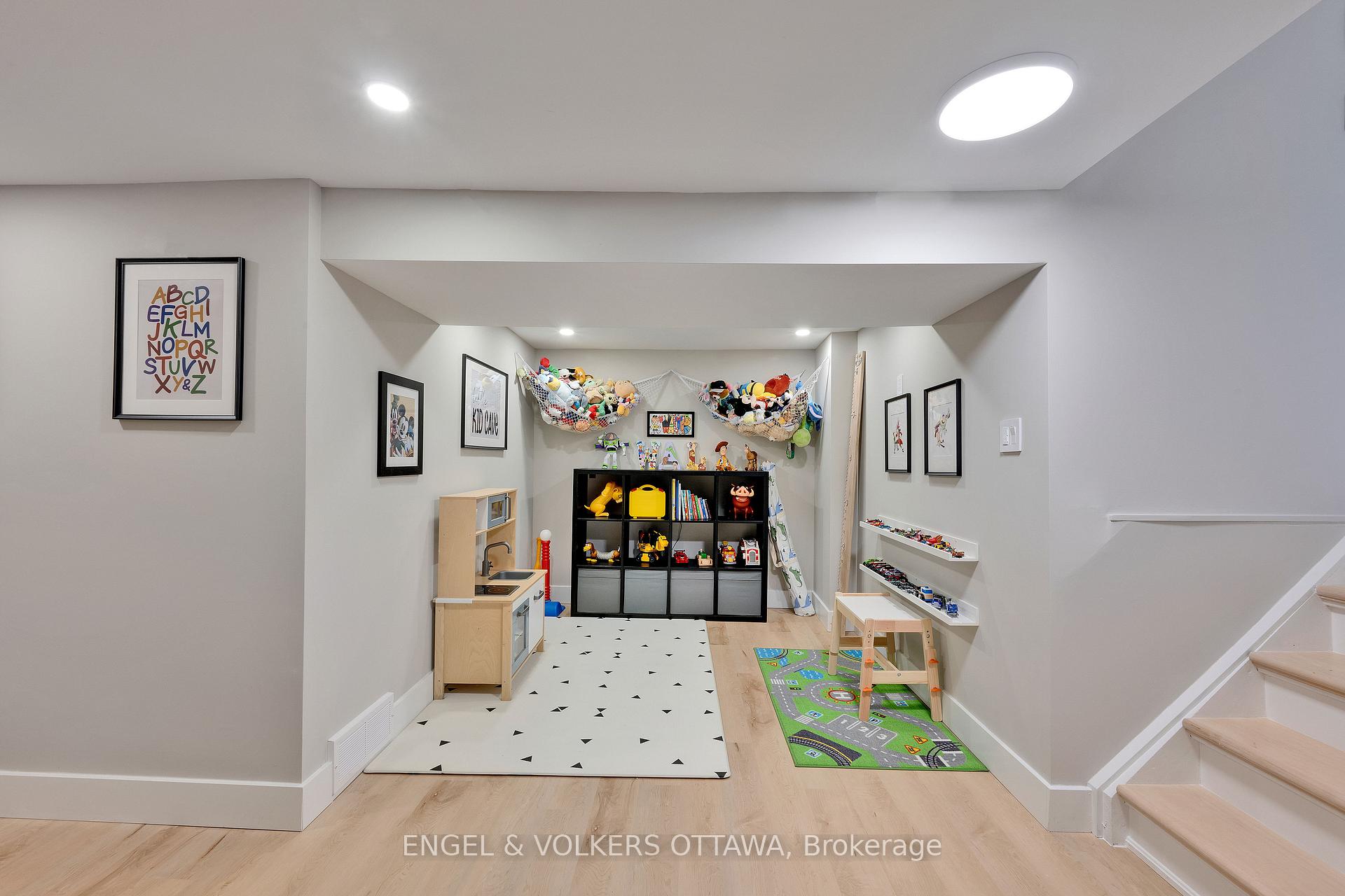 Photo 33 of 10 Tanglewood Drive, Ottawa, Bells Corners — HOMEH