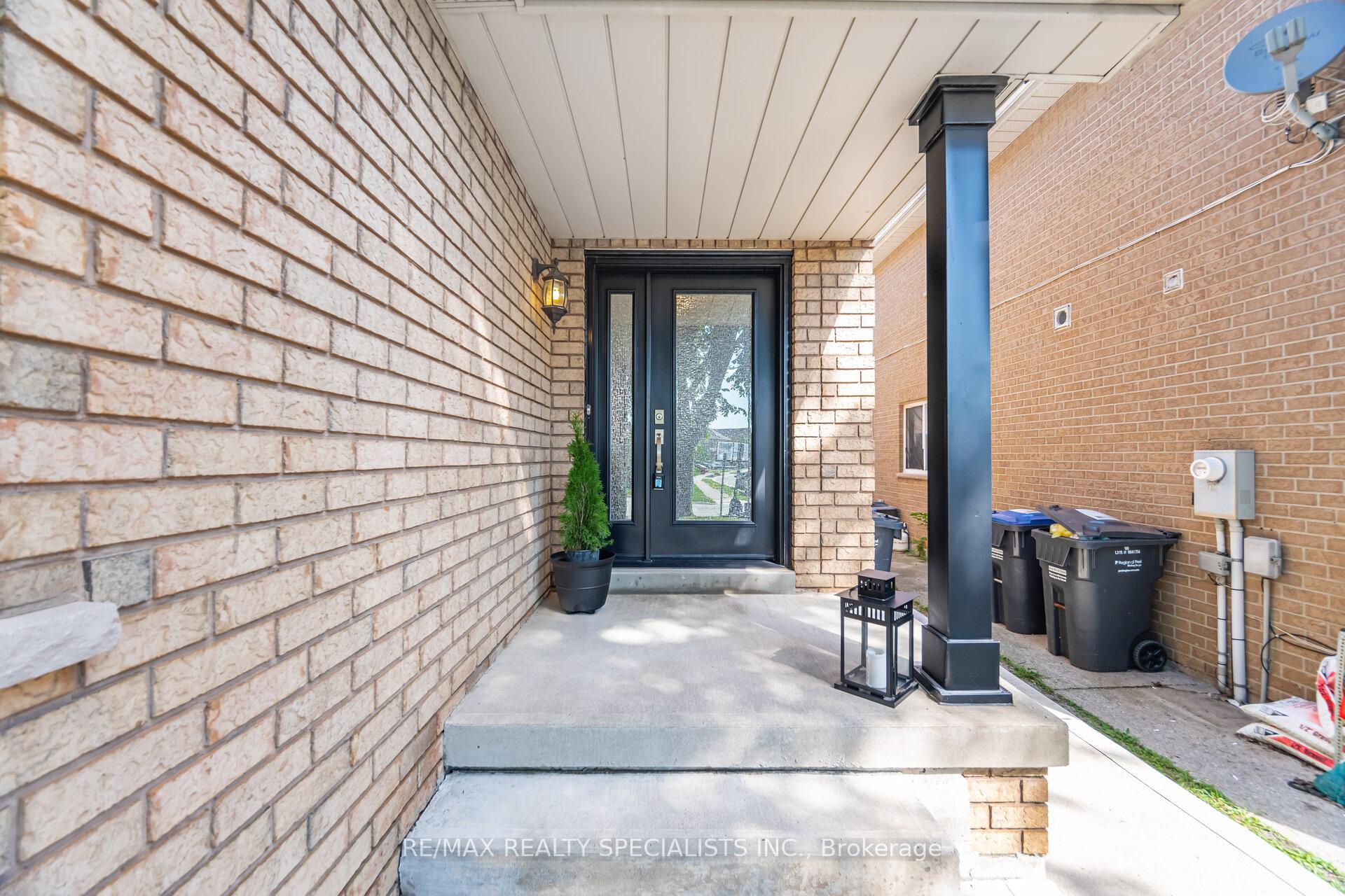 Photo 7 of 21 Silo Court, Brampton, Fletcher's Creek Village — HOMEH