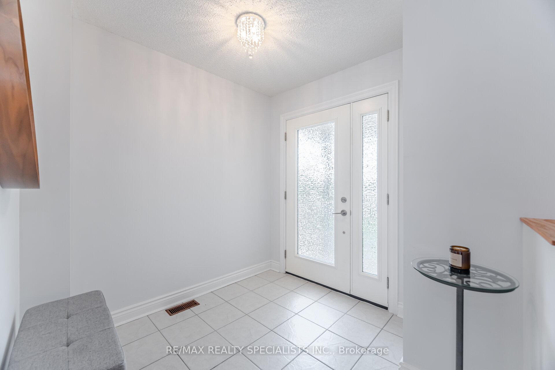 Photo 4 of 21 Silo Court, Brampton, Fletcher's Creek Village — HOMEH