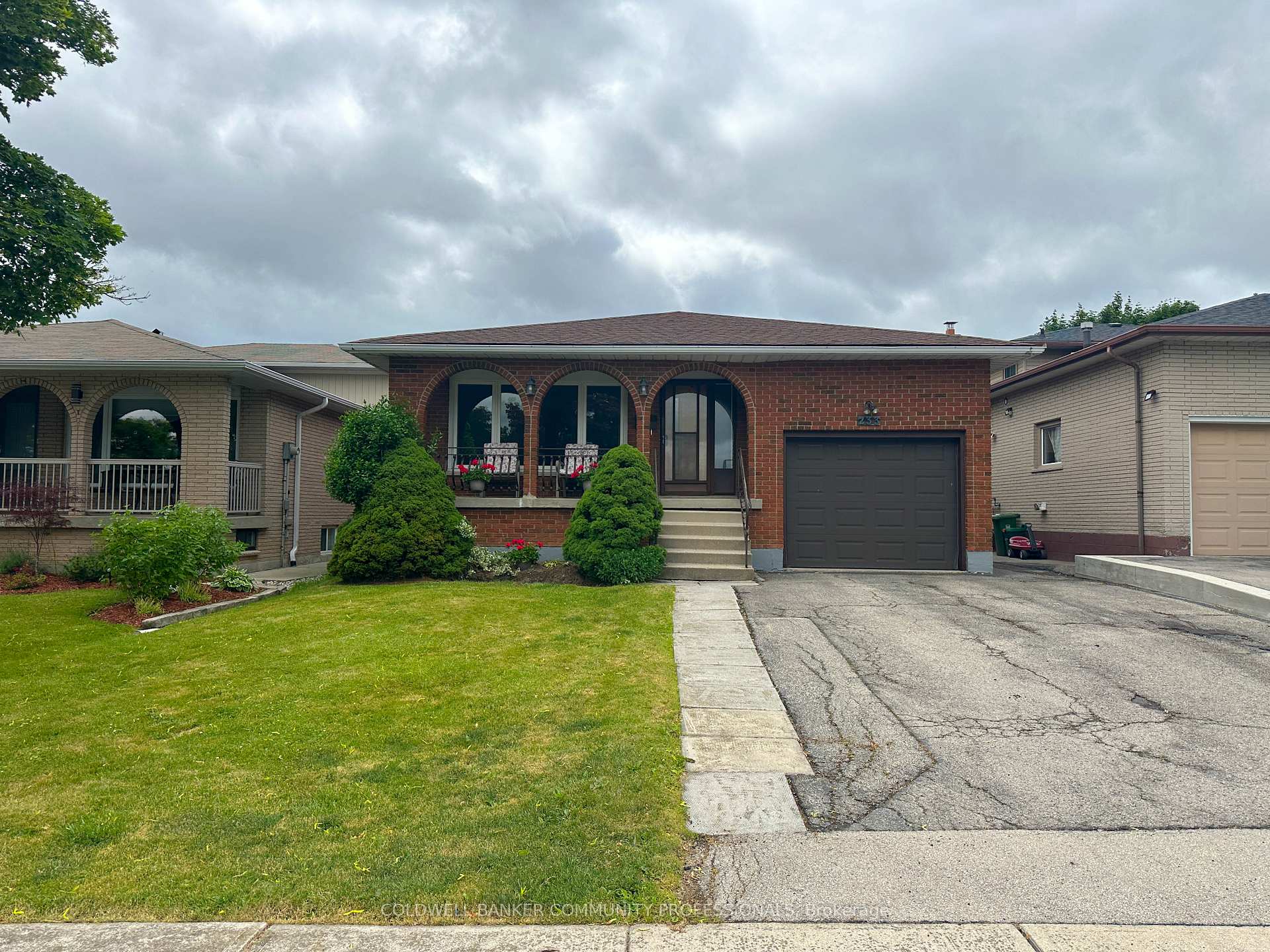 Front of 233 Lawnhurst Court
