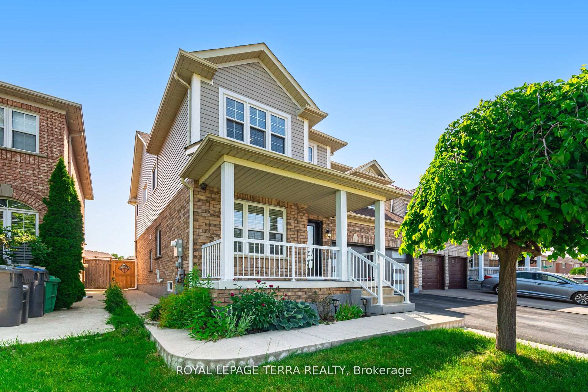 Photo 3 of 19 Valleypark Crescent, Brampton, Fletcher's Meadow — HOMEH