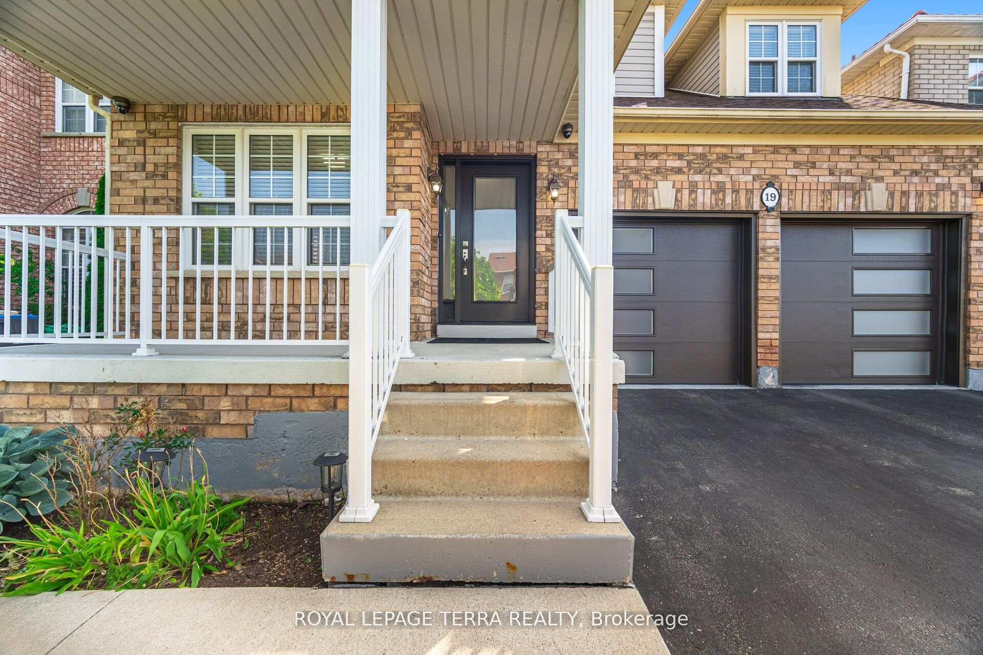 Photo 4 of 19 Valleypark Crescent, Brampton, Fletcher's Meadow — HOMEH