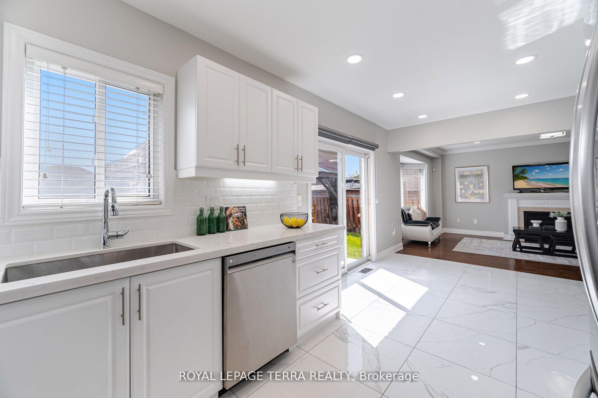 Photo 14 of 19 Valleypark Crescent, Brampton, Fletcher's Meadow — HOMEH