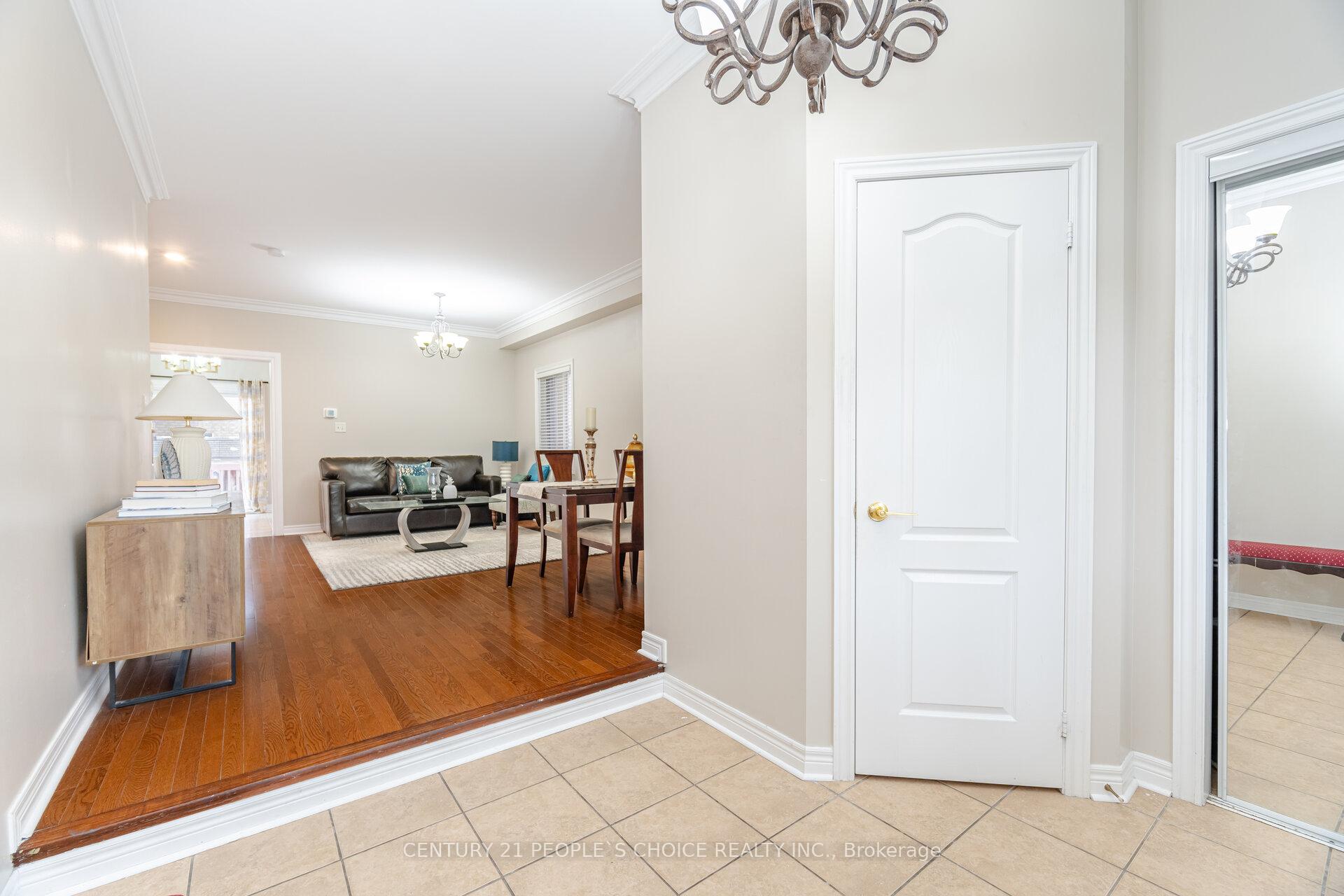 Photo 2 of 19 Frobischer Drive, Brampton, Sandringham-Wellington — HOMEH