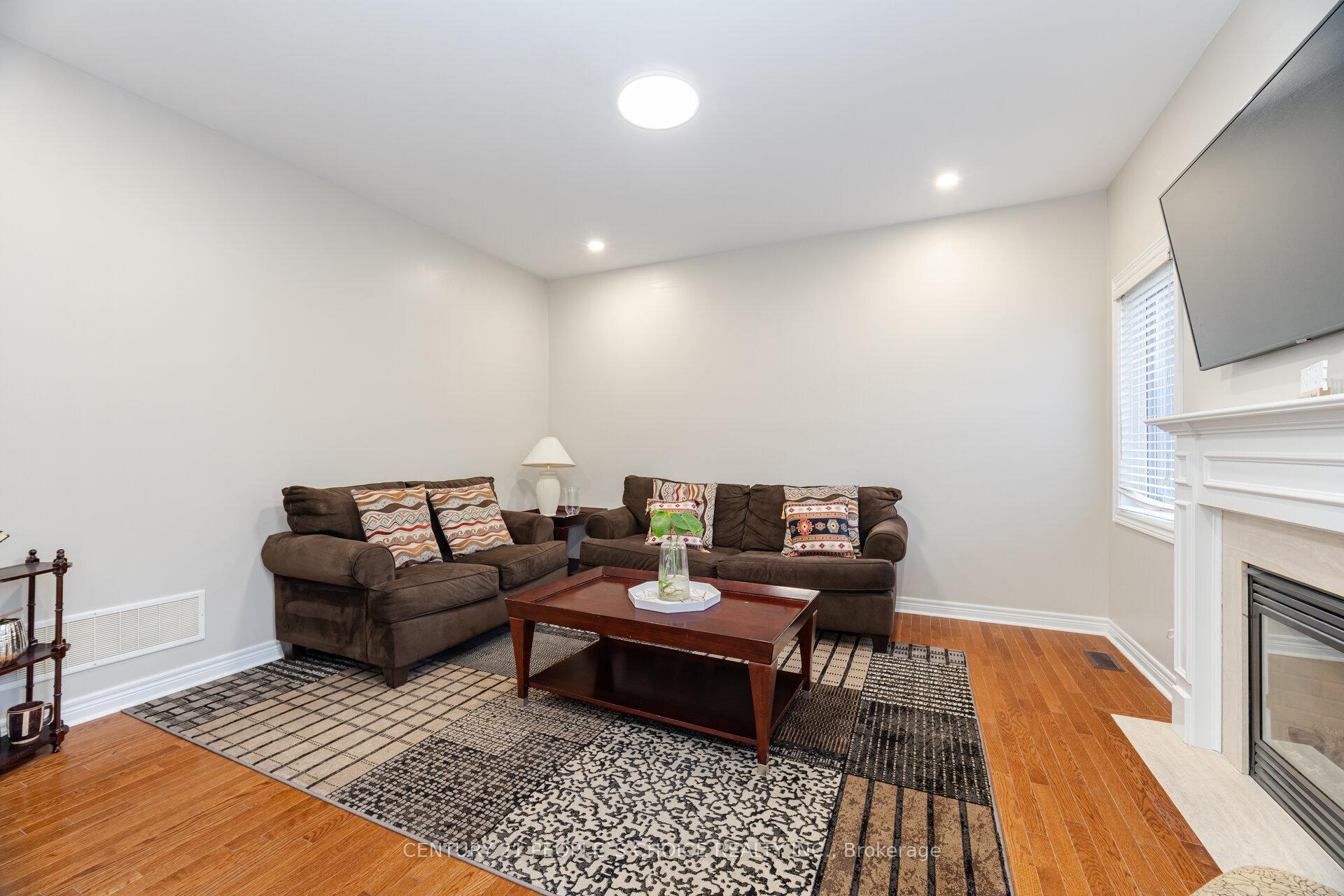 Photo 4 of 19 Frobischer Drive, Brampton, Sandringham-Wellington — HOMEH