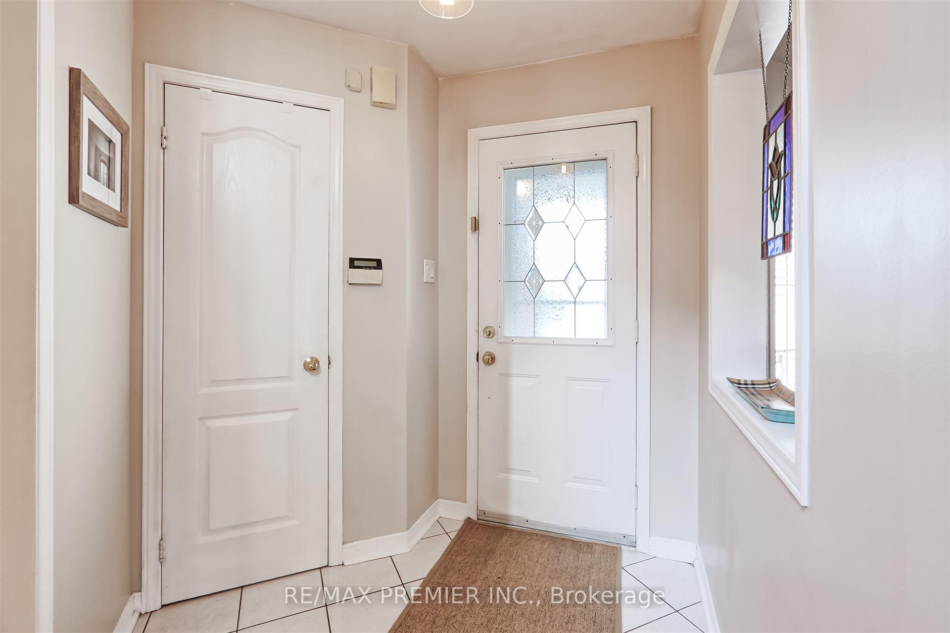 Photo 2 of 48 Muirside Road, Vaughan, Maple — HOMEH