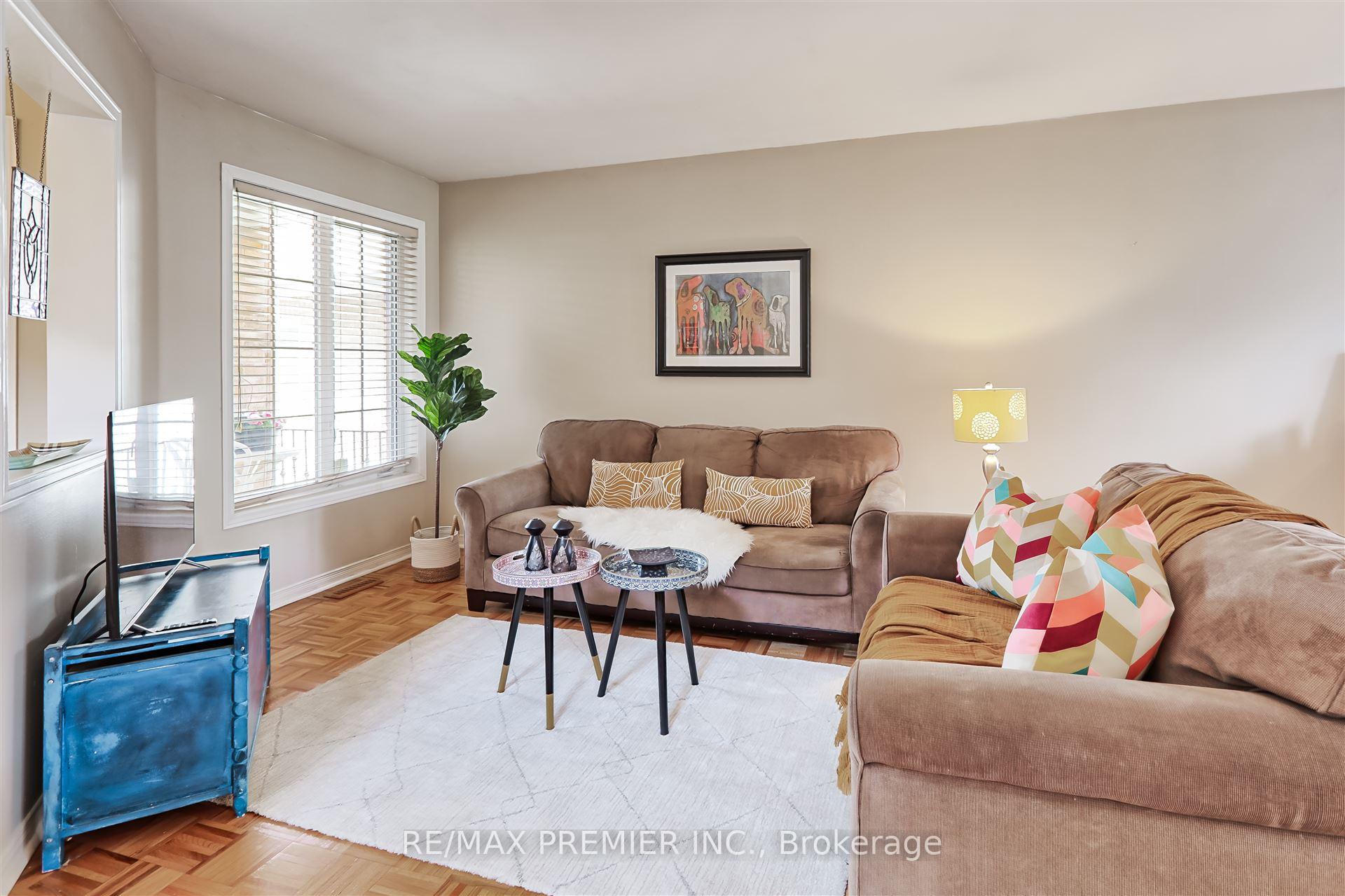 Photo 3 of 48 Muirside Road, Vaughan, Maple — HOMEH