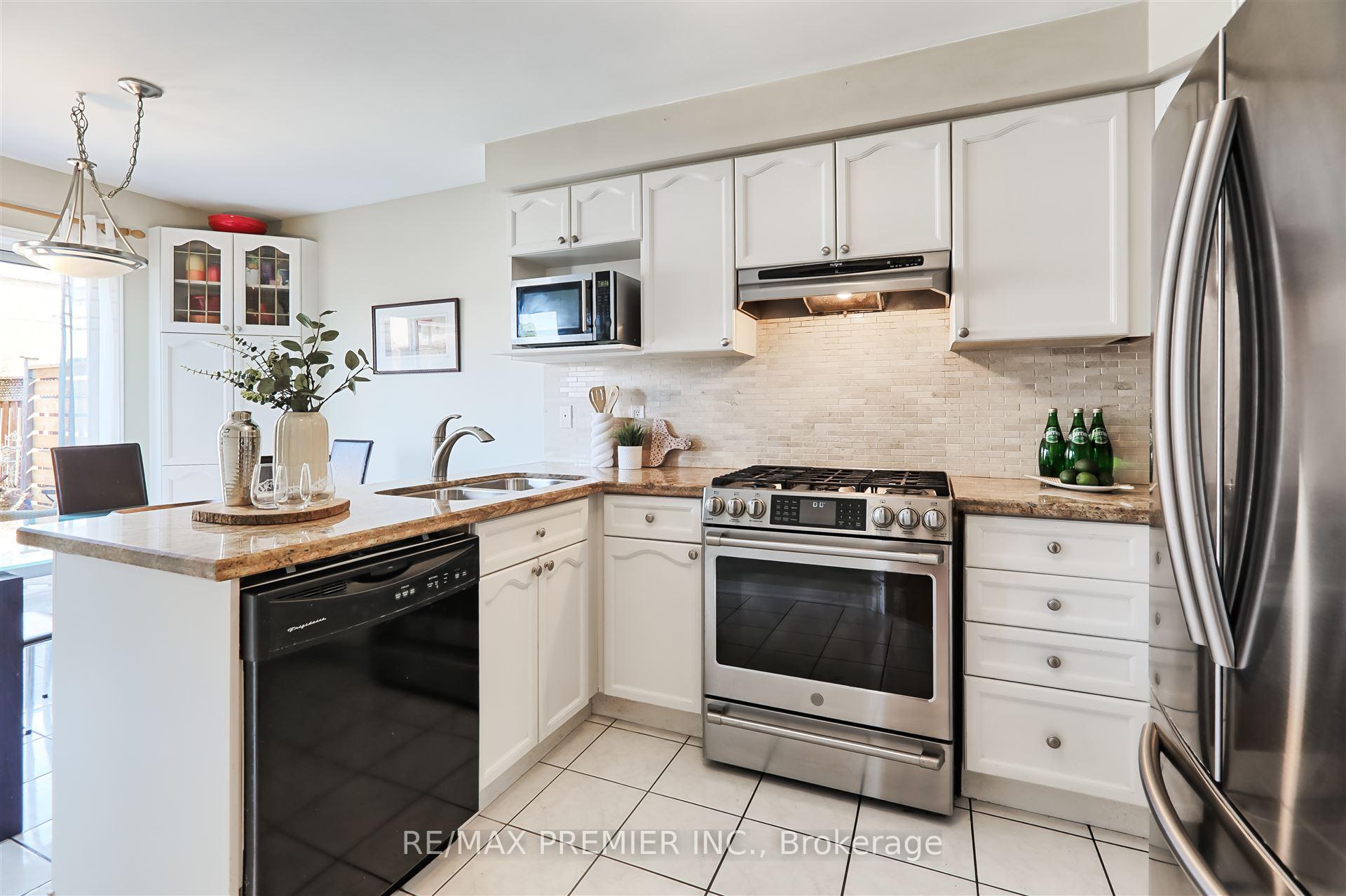 Photo 4 of 48 Muirside Road, Vaughan, Maple — HOMEH