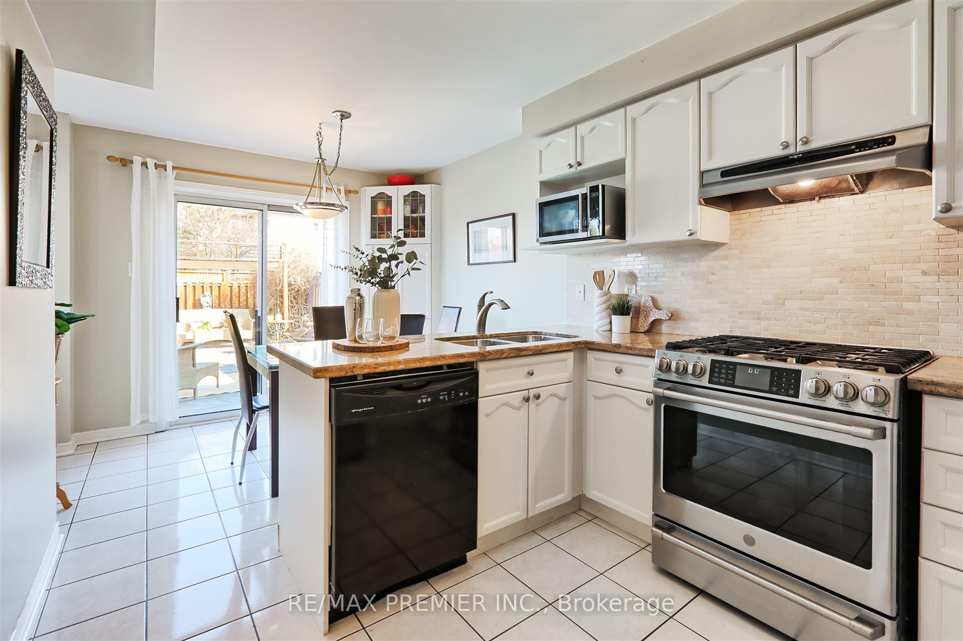 Photo 9 of 48 Muirside Road, Vaughan, Maple — HOMEH