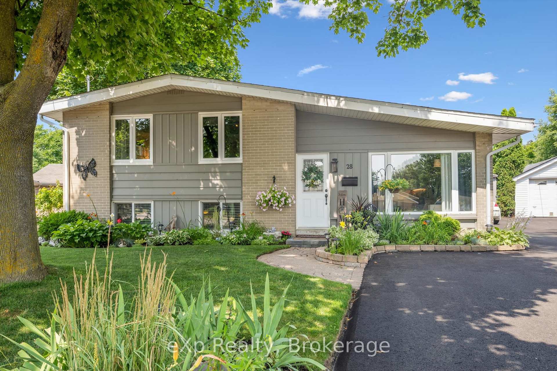 Photo 2 of 28 Alston Court, Brampton, Brampton East — HOMEH