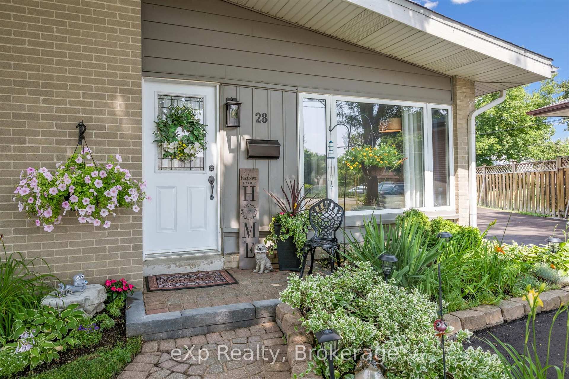 Photo 3 of 28 Alston Court, Brampton, Brampton East — HOMEH