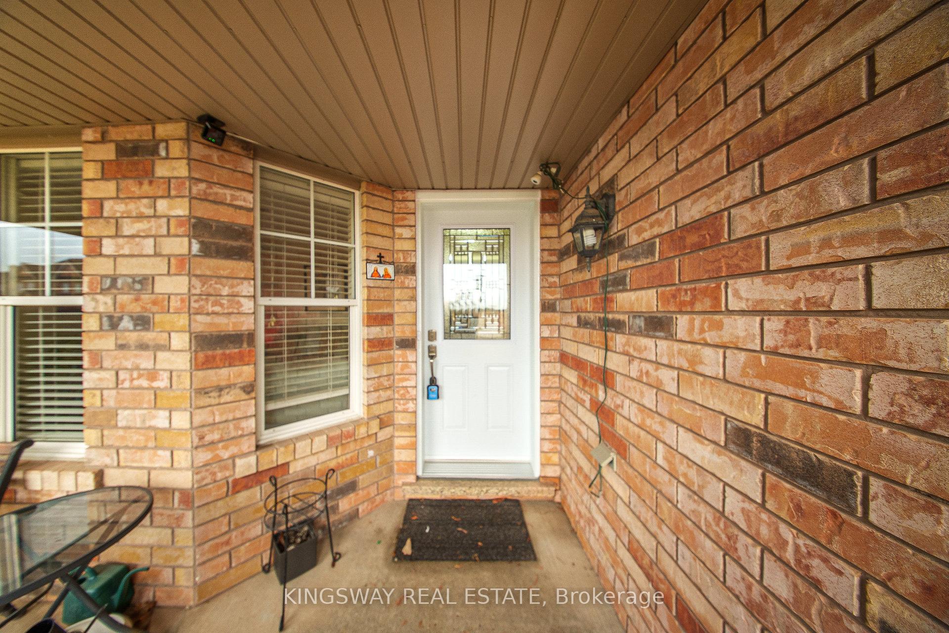 Photo 4 of 142 Valleyway Drive, Brampton, Credit Valley — HOMEH