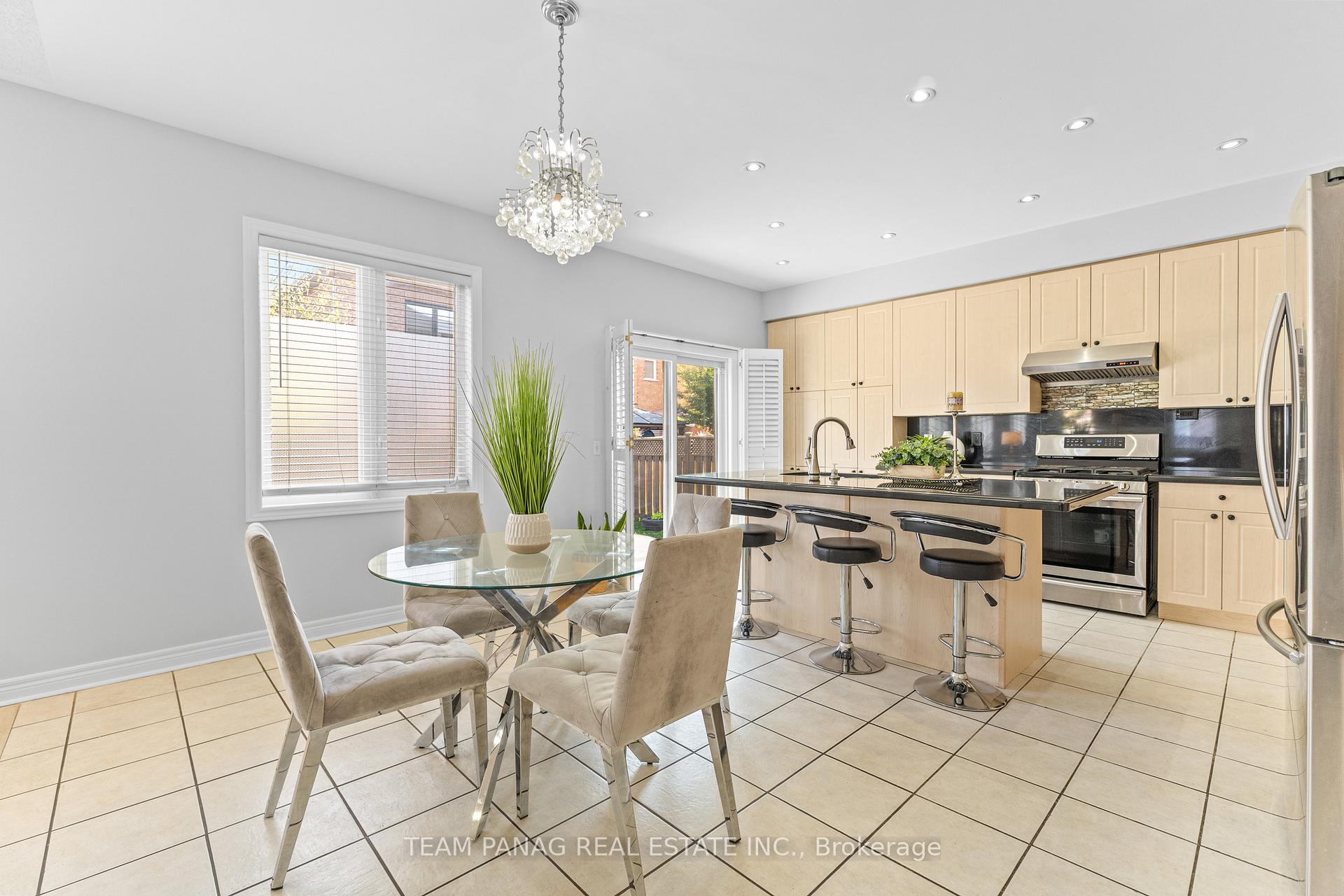 Photo 11 of 15 Banks Drive, Brampton, Vales of Castlemore — HOMEH