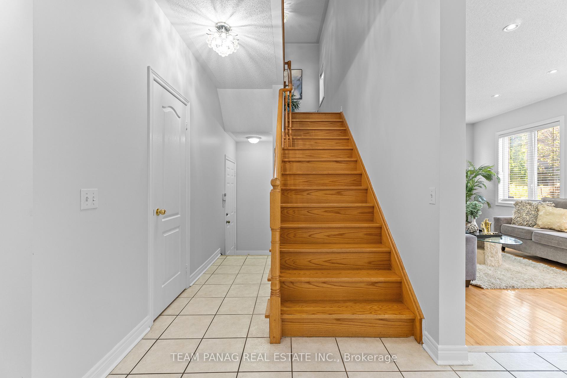 Photo 4 of 15 Banks Drive, Brampton, Vales of Castlemore — HOMEH