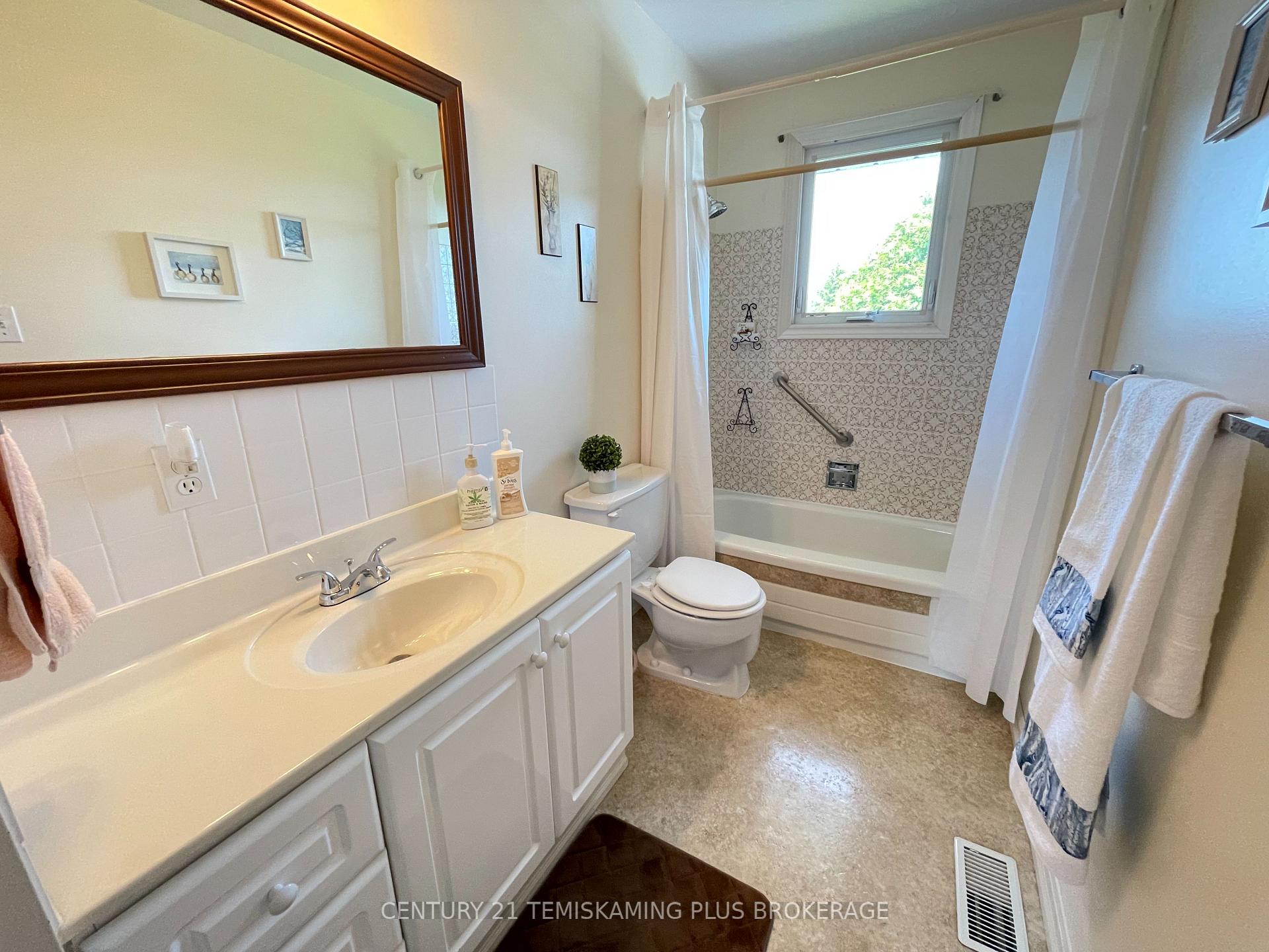 Photo 27 of 327 Crystal Crescent, Temiskaming Shores, New Liskeard — HOMEH