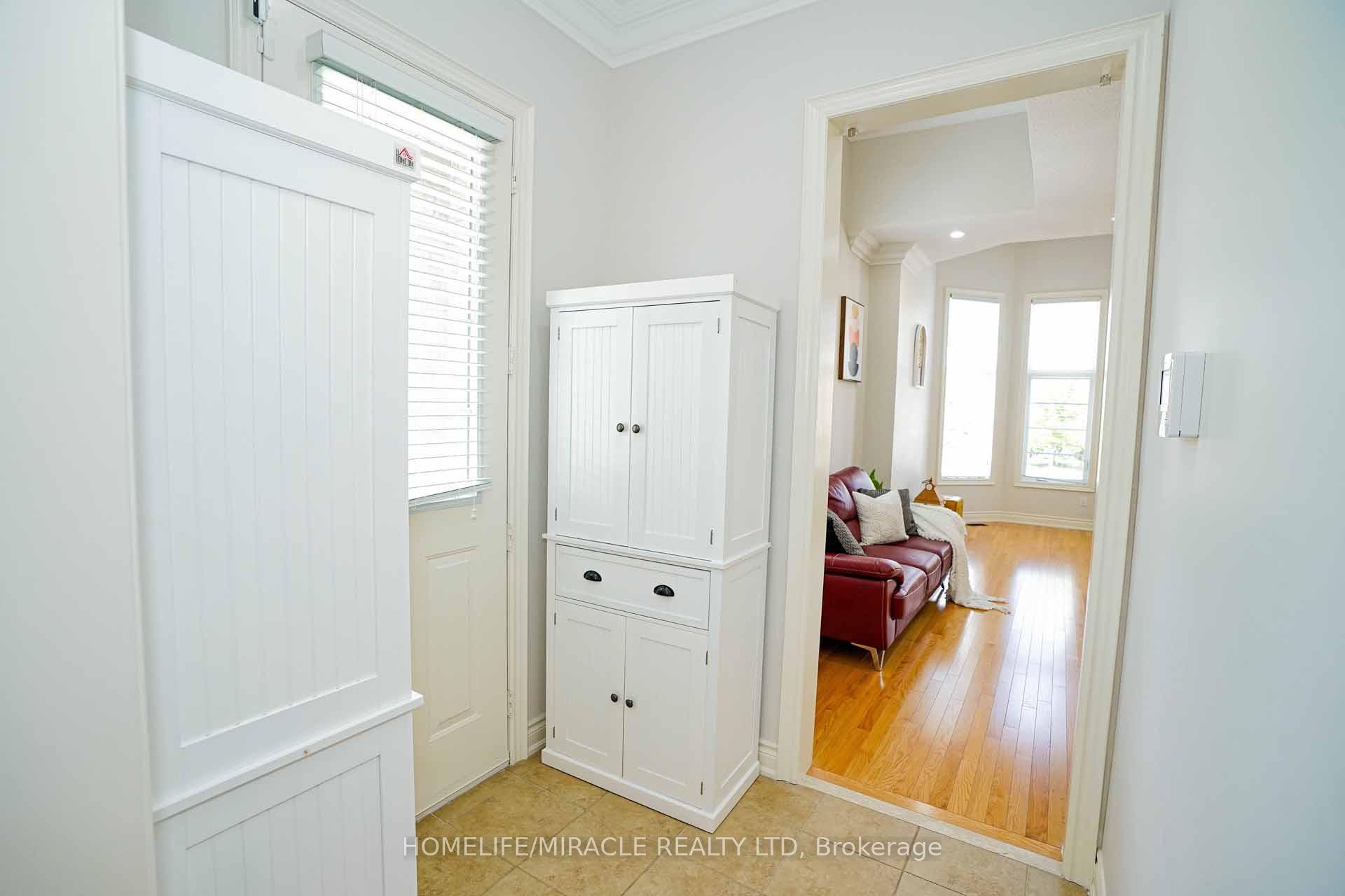 Photo 12 of 6 Belladonna Circle, Brampton, Toronto Gore Rural Estate — HOMEH