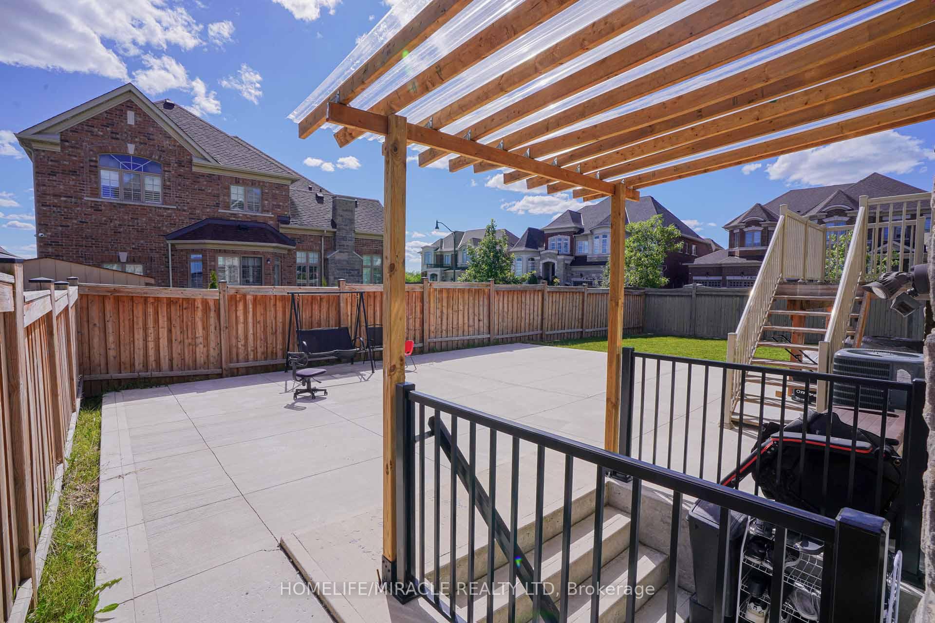 Photo 15 of 6 Belladonna Circle, Brampton, Toronto Gore Rural Estate — HOMEH