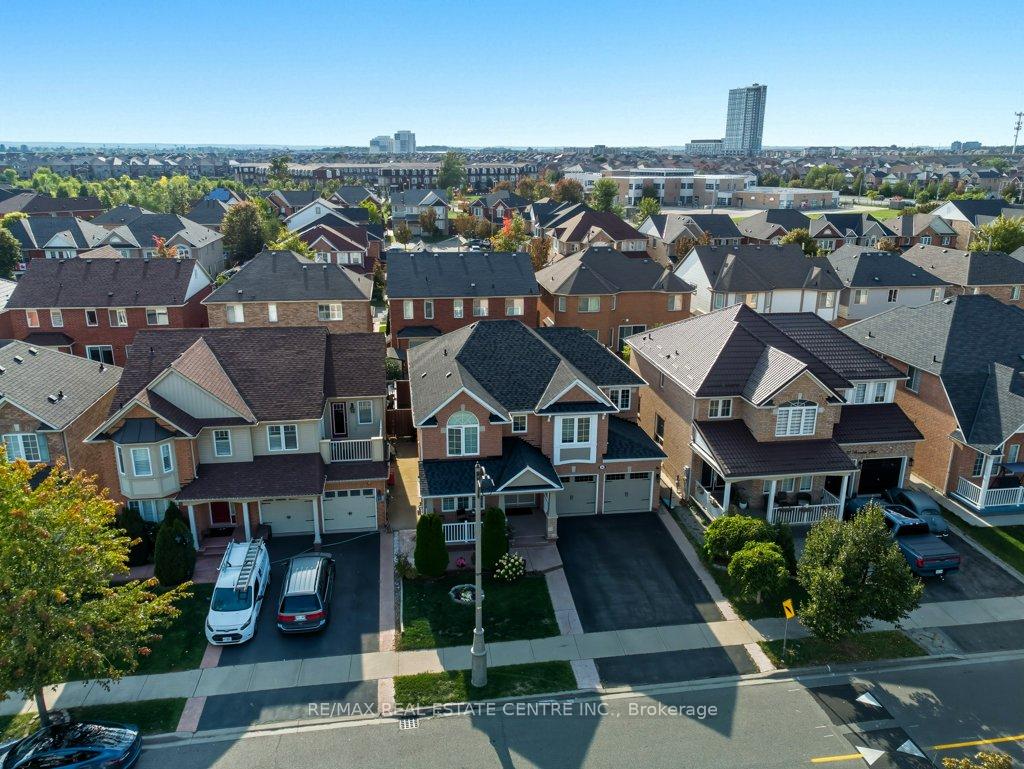 Photo 5 of 20 Bonavista Drive, Brampton, Credit Valley — HOMEH