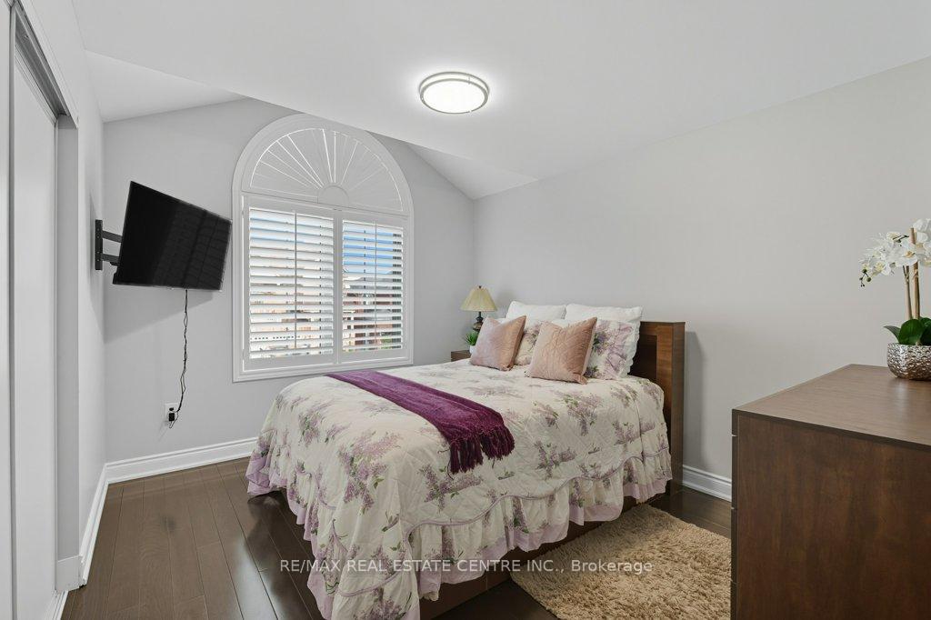 Photo 25 of 20 Bonavista Drive, Brampton, Credit Valley — HOMEH