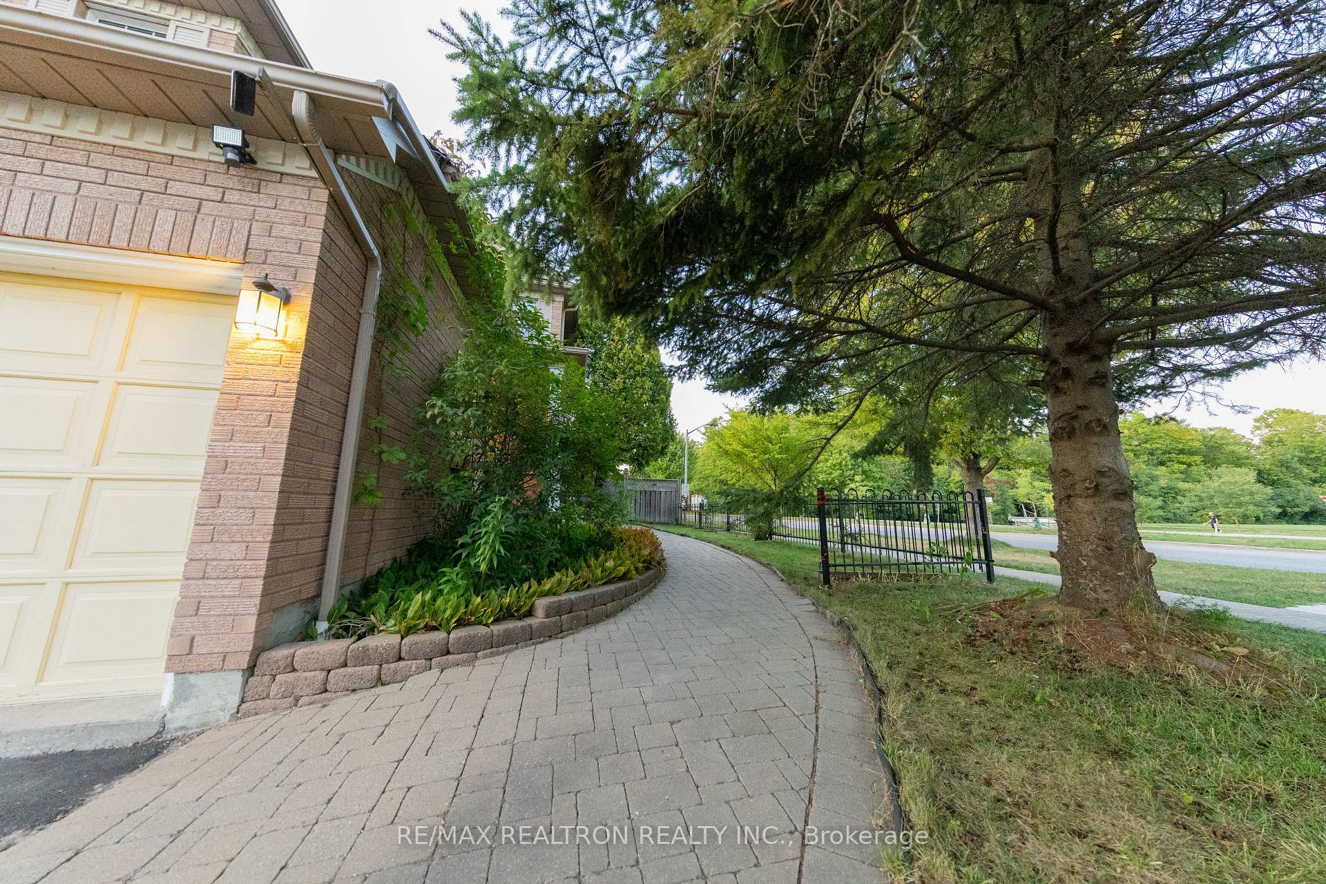 Photo 25 of 2 Randolph Avenue, Whitby, Williamsburg — HOMEH