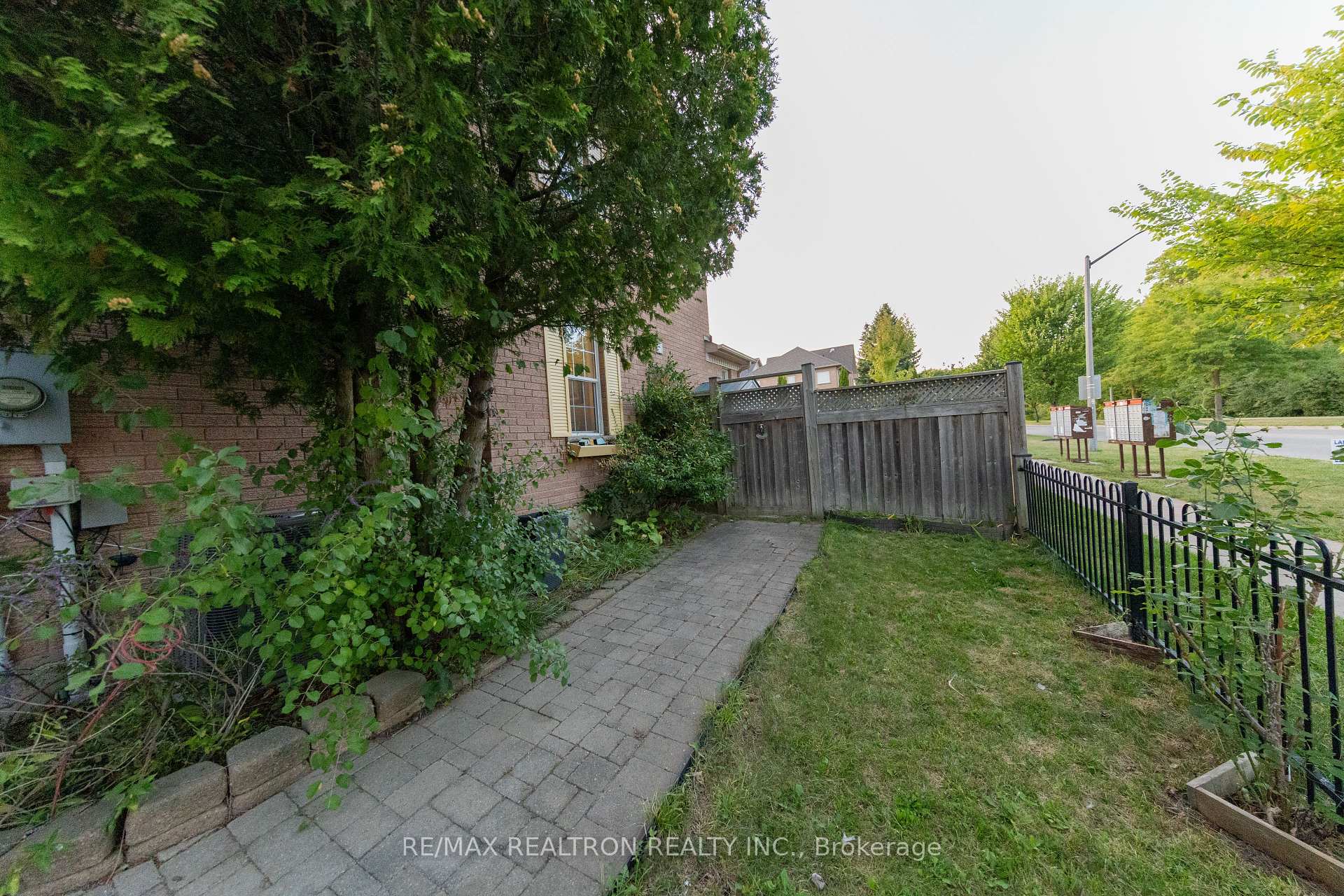 Photo 3 of 2 Randolph Avenue, Whitby, Williamsburg — HOMEH