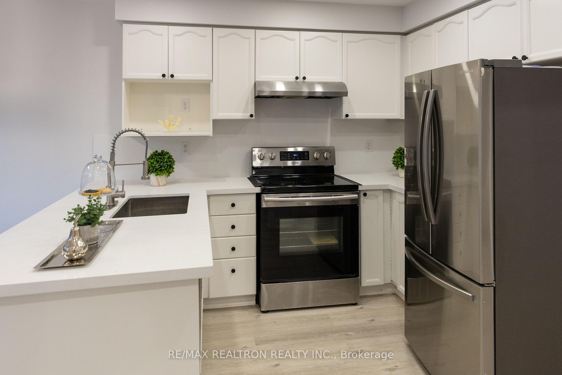 Photo 11 of 2 Randolph Avenue, Whitby, Williamsburg — HOMEH